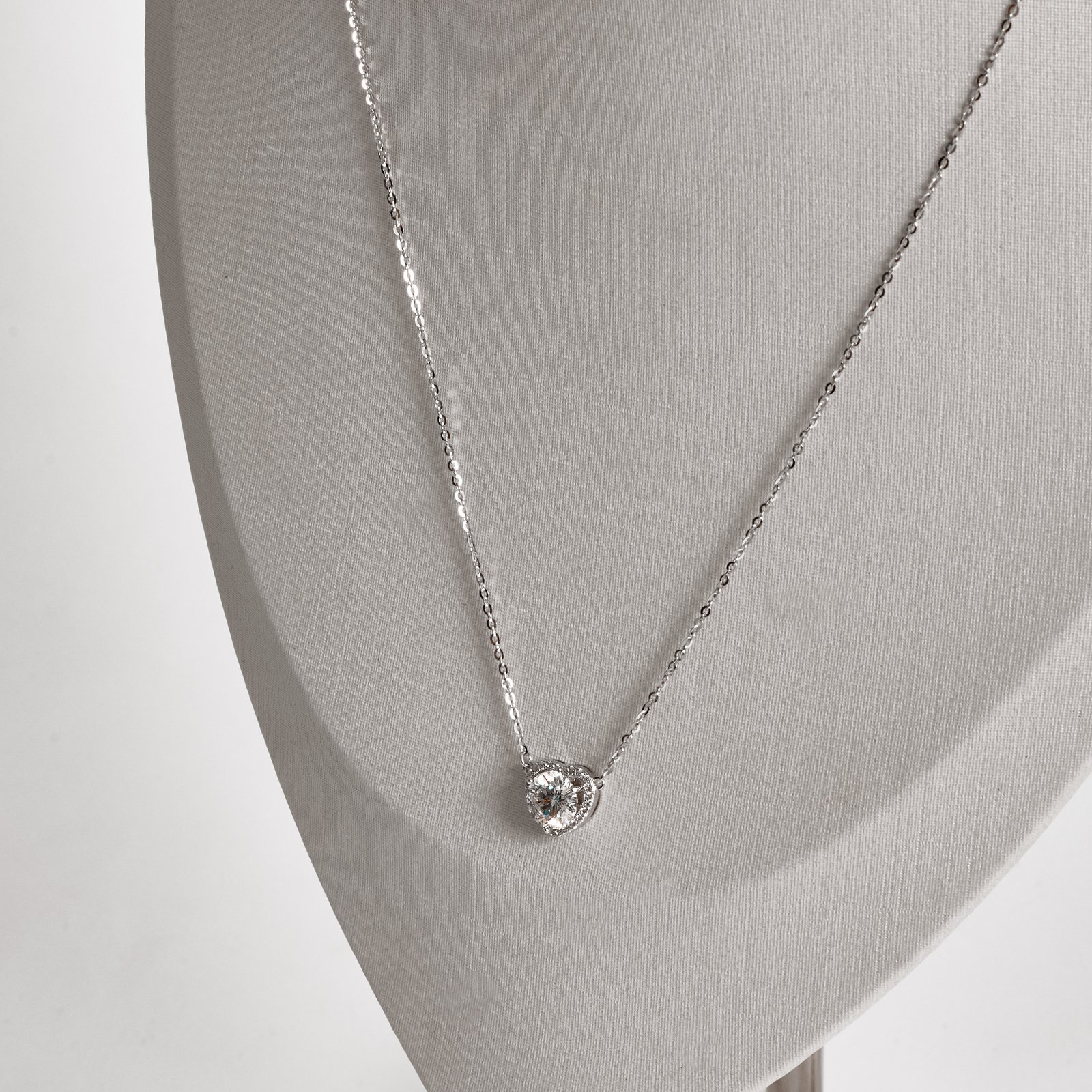 Colar pingente coração cravejado com moissanite cristal 6.5mm corrente cadeadinho 45cm ródio