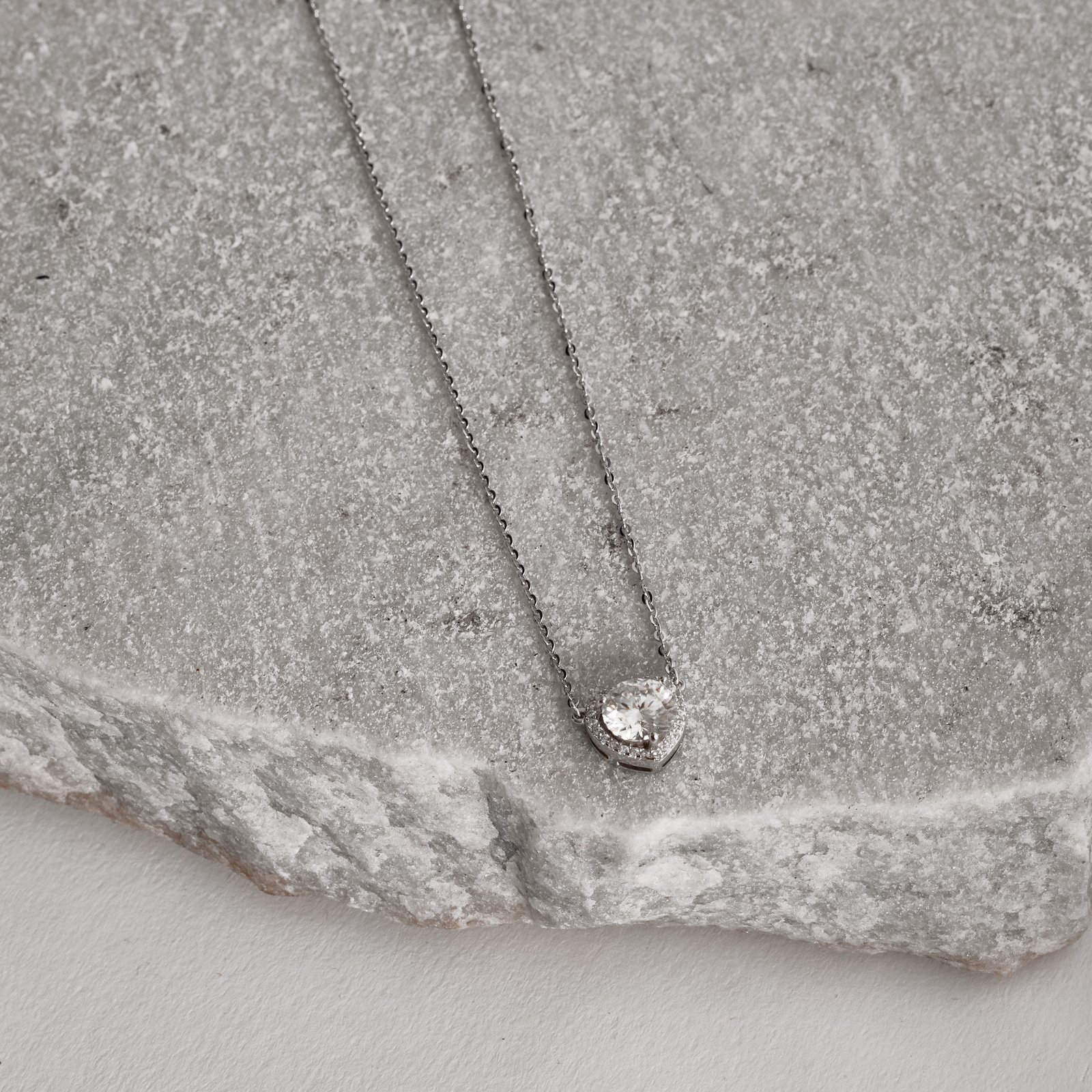 Colar pingente coração cravejado com moissanite cristal 6.5mm corrente cadeadinho 45cm ródio
