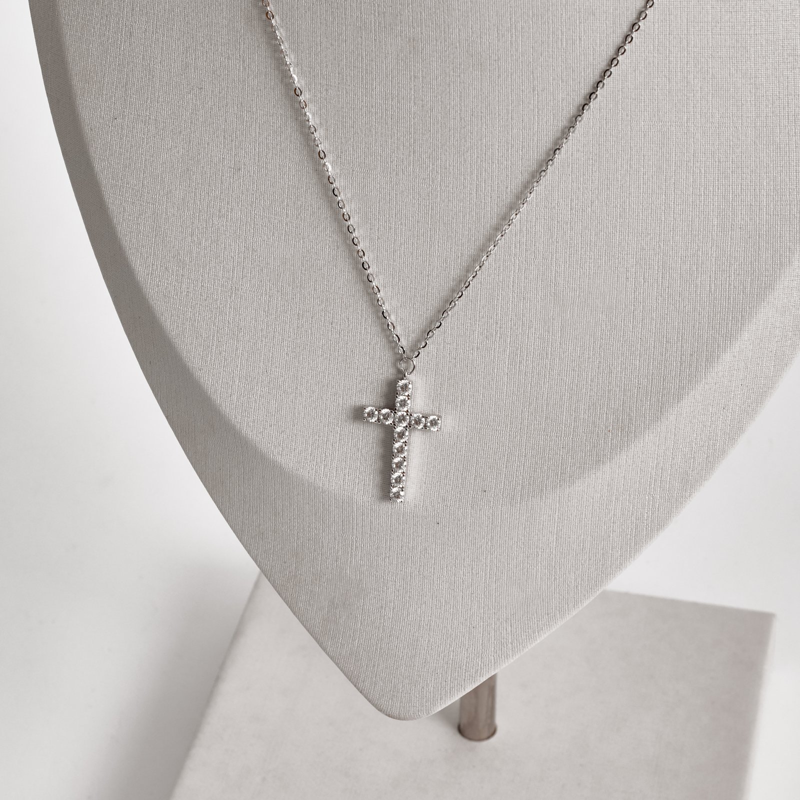 Colar pingente cruz moissanite 21mm corrente cadeadinho 45cm ródio