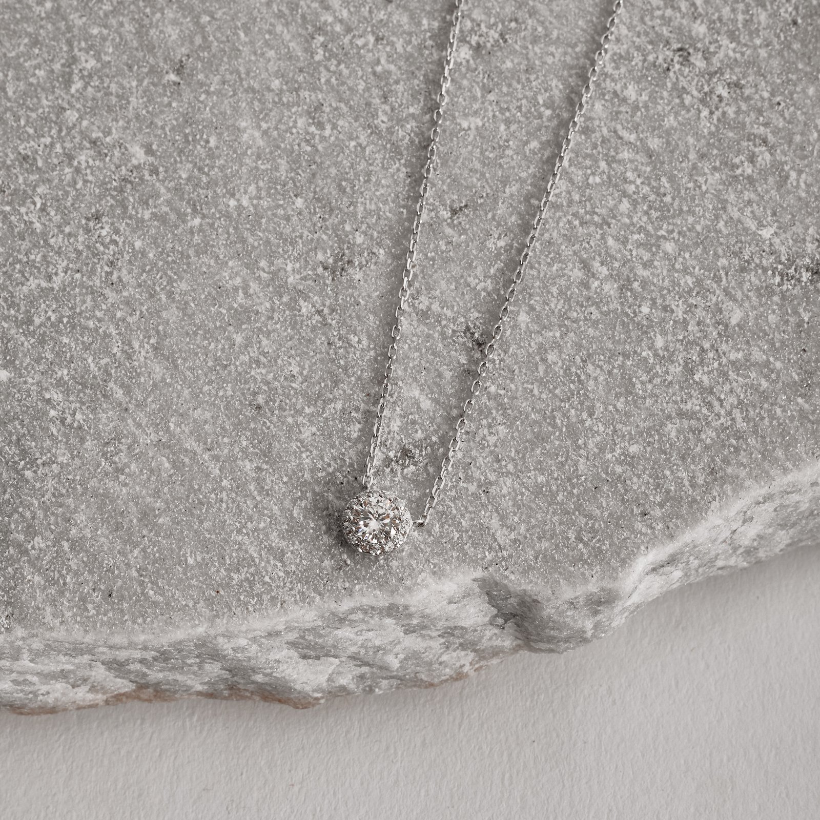 Colar entremeio moissanite cristal 5mm com cravejado corrente cadeadinho 45cm ródio