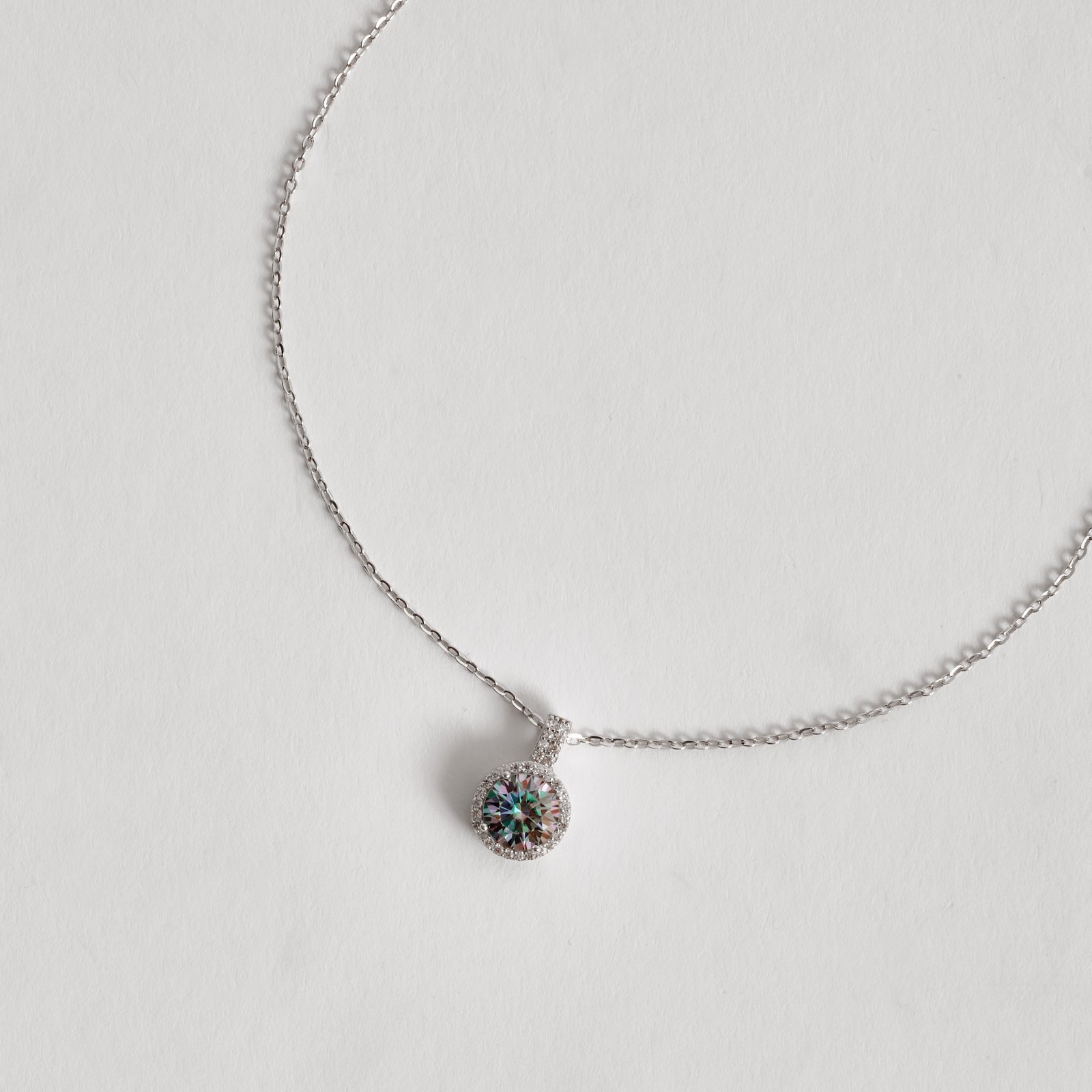 Colar pingente moissanite rainbow green 6.5mm com cravejado corrente cadeadinho 45cm ródio