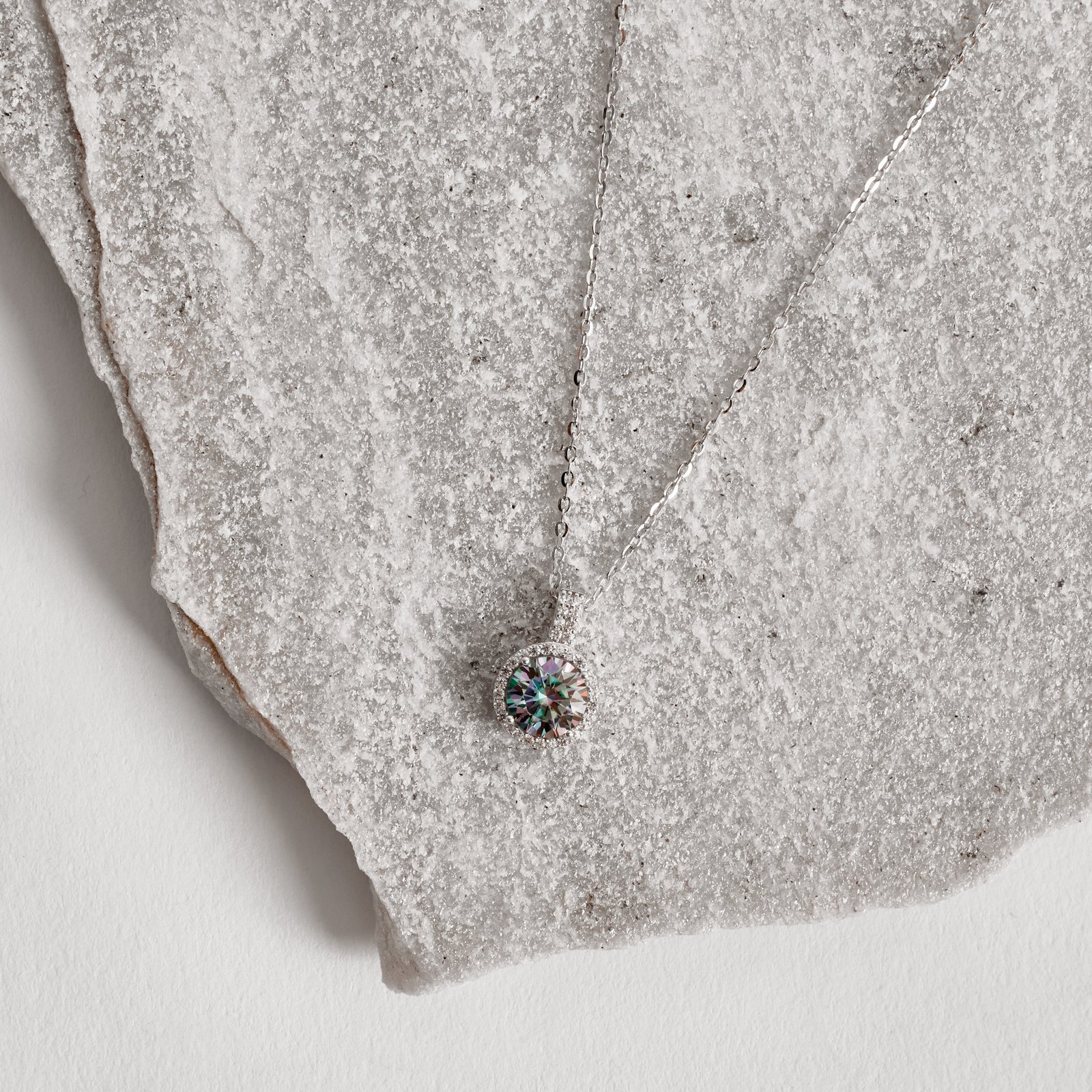 Colar pingente moissanite rainbow green 6.5mm com cravejado corrente cadeadinho 45cm ródio