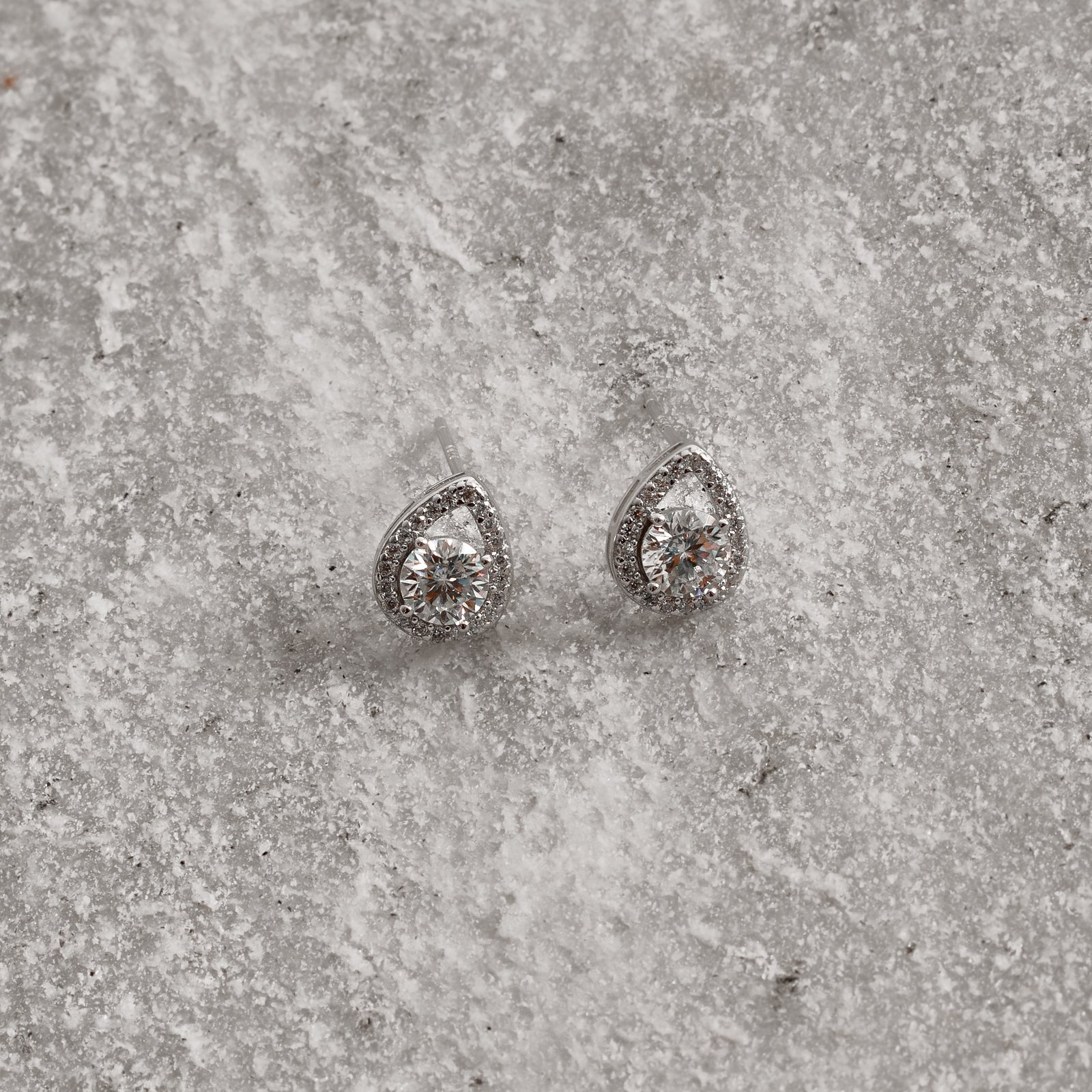 Brinco moissanite 5mm com gota vazada cravejada ródio