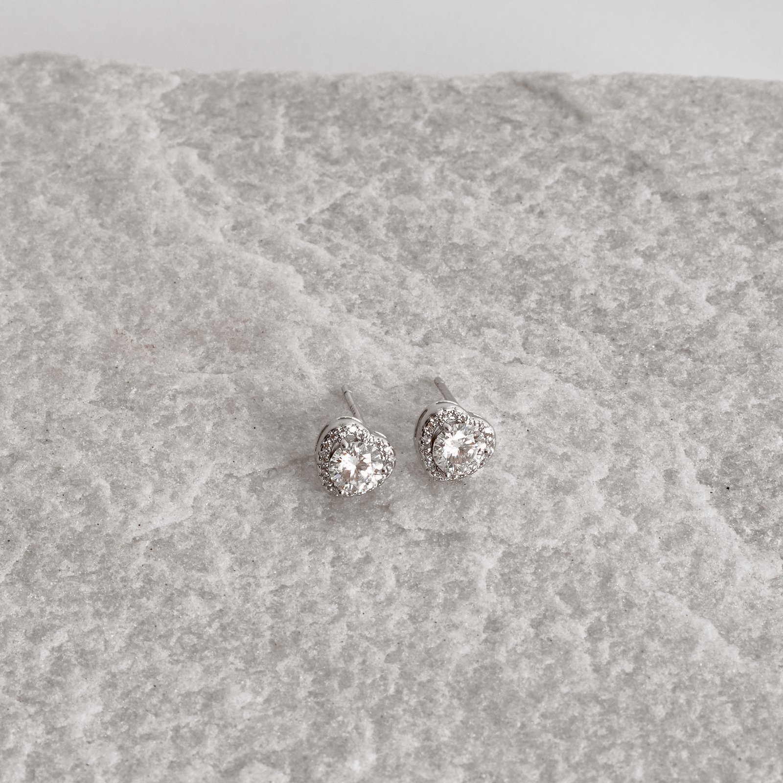 Brinco moissanite cristal 5mm com coração cravejado ródio
