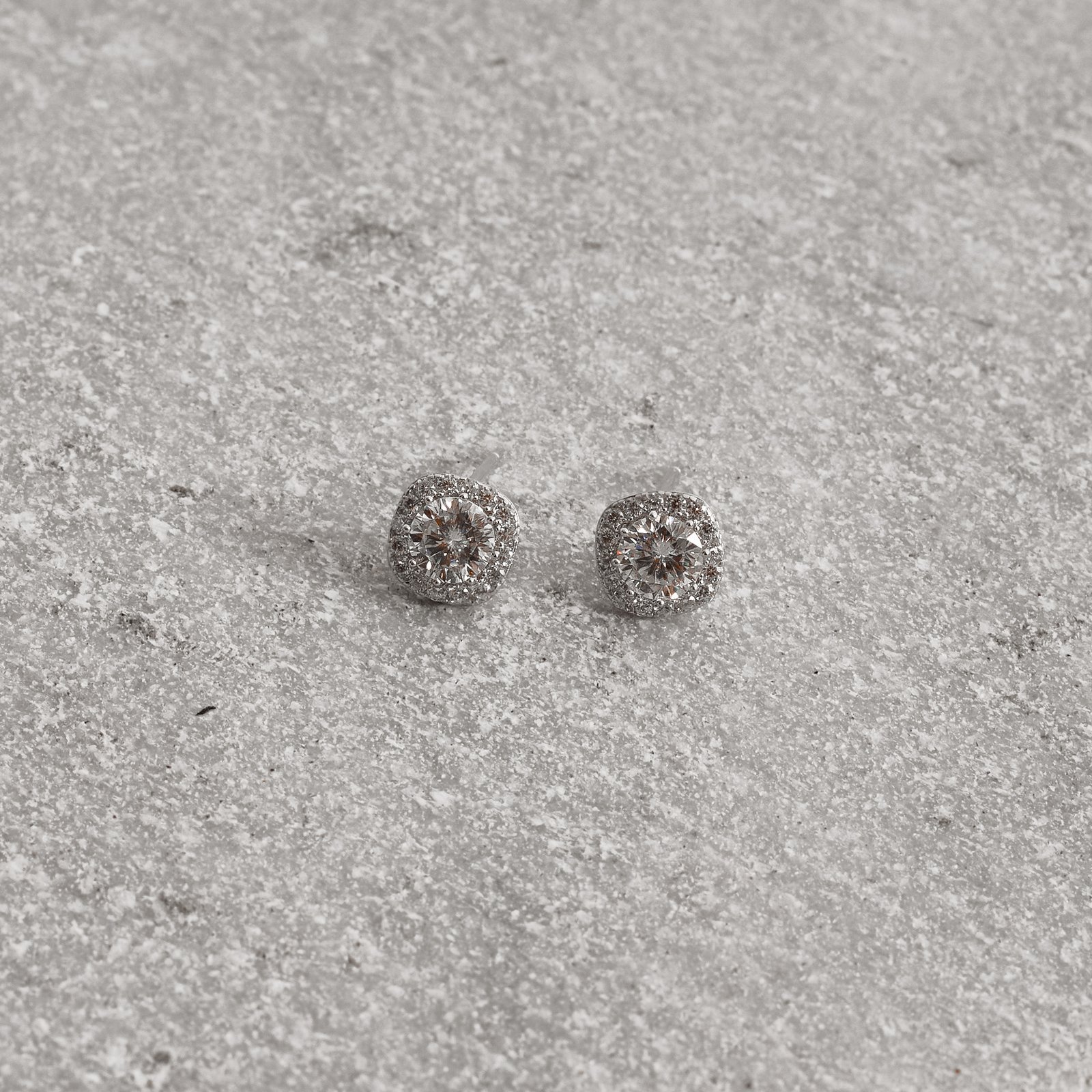 Brinco moissanite cristal 5mm com quadrado cravejado ródio