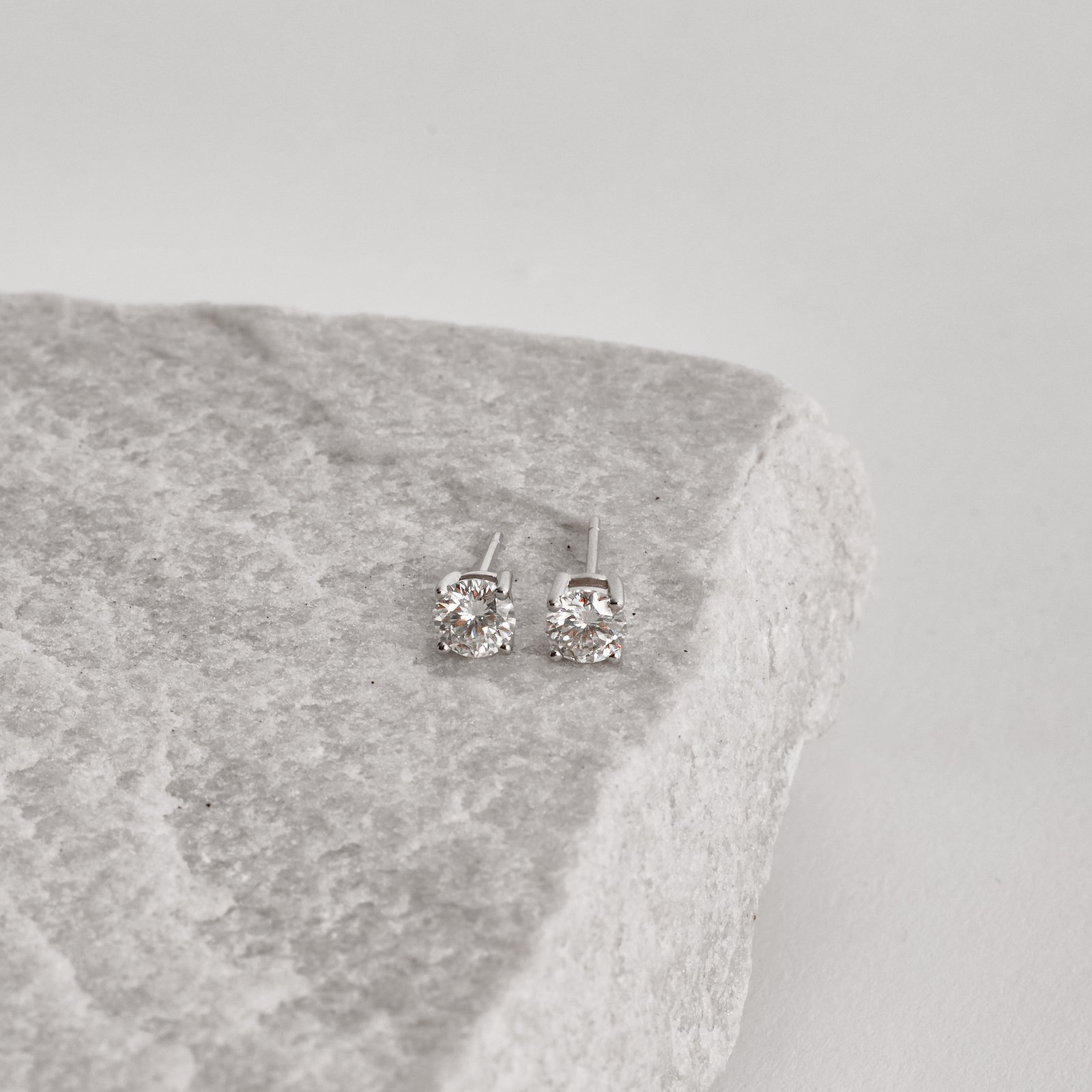 Brinco moissanite cristal 5mm ródio