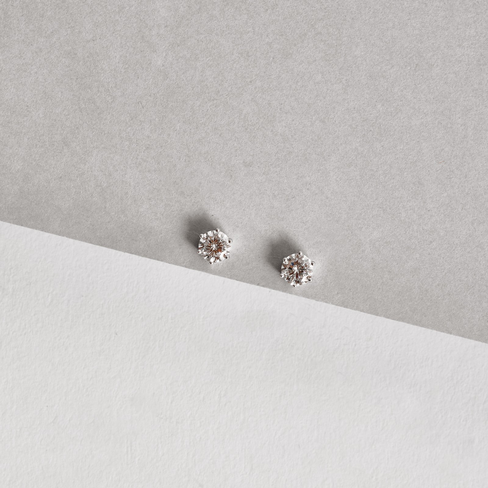 Brinco moissanite 5mm ródio