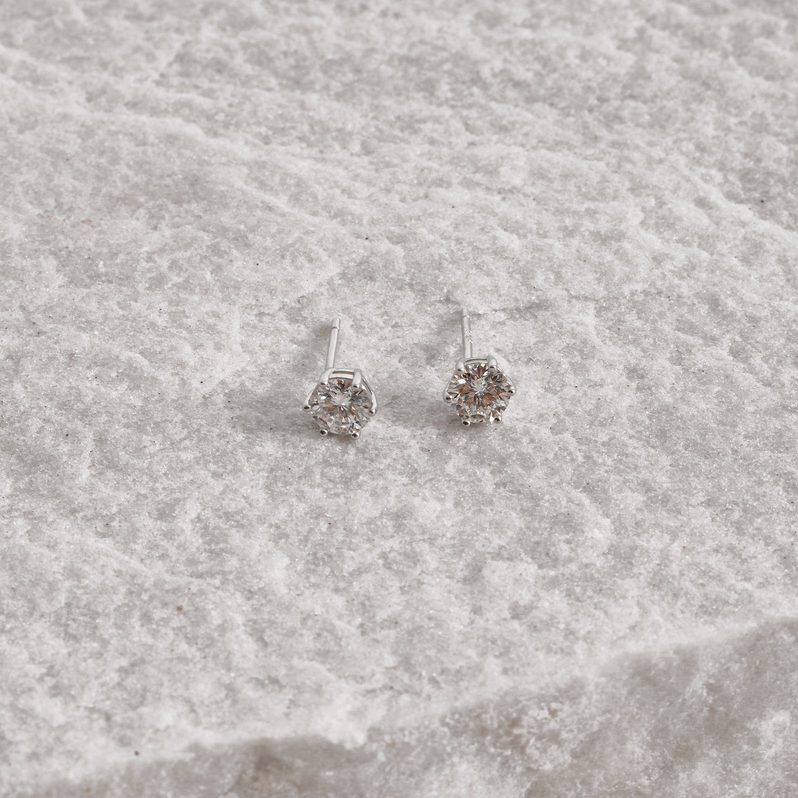 Brinco moissanite 5mm ródio