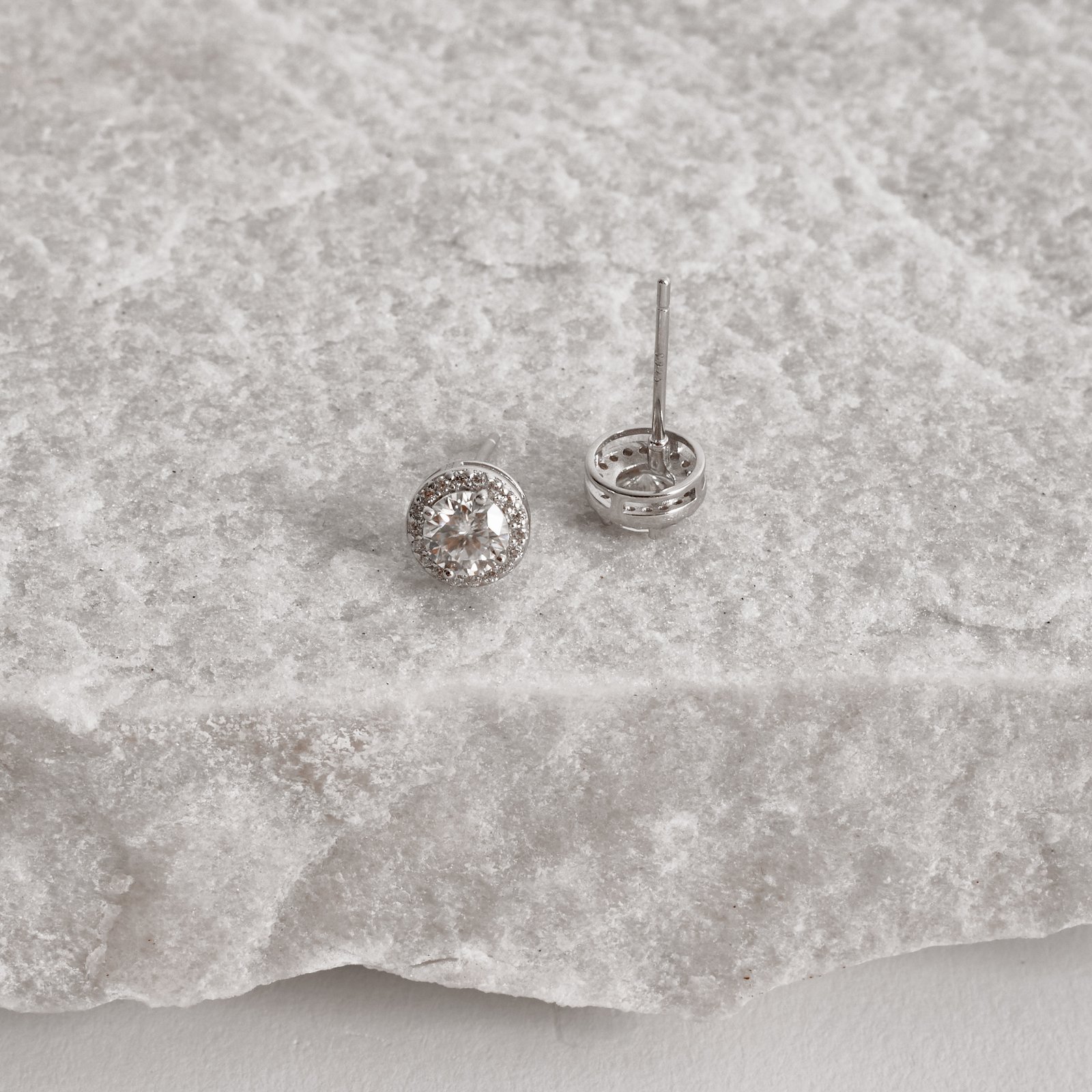 Brinco moissanite cristal 5mm com cravejado ródio