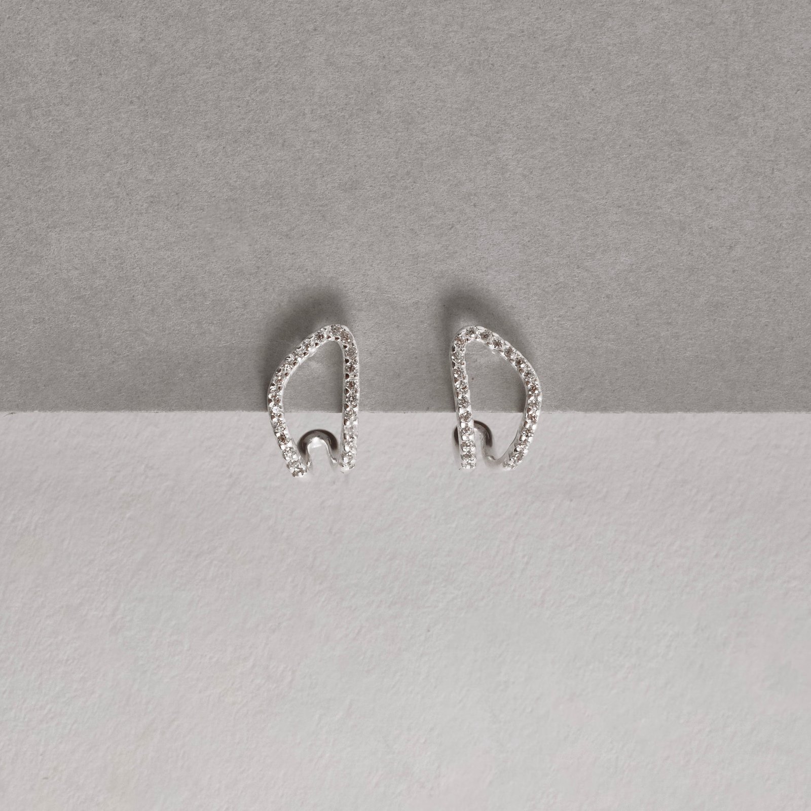 Brinco meia argola assimétrica vazada cravejada 13mm tarraxa