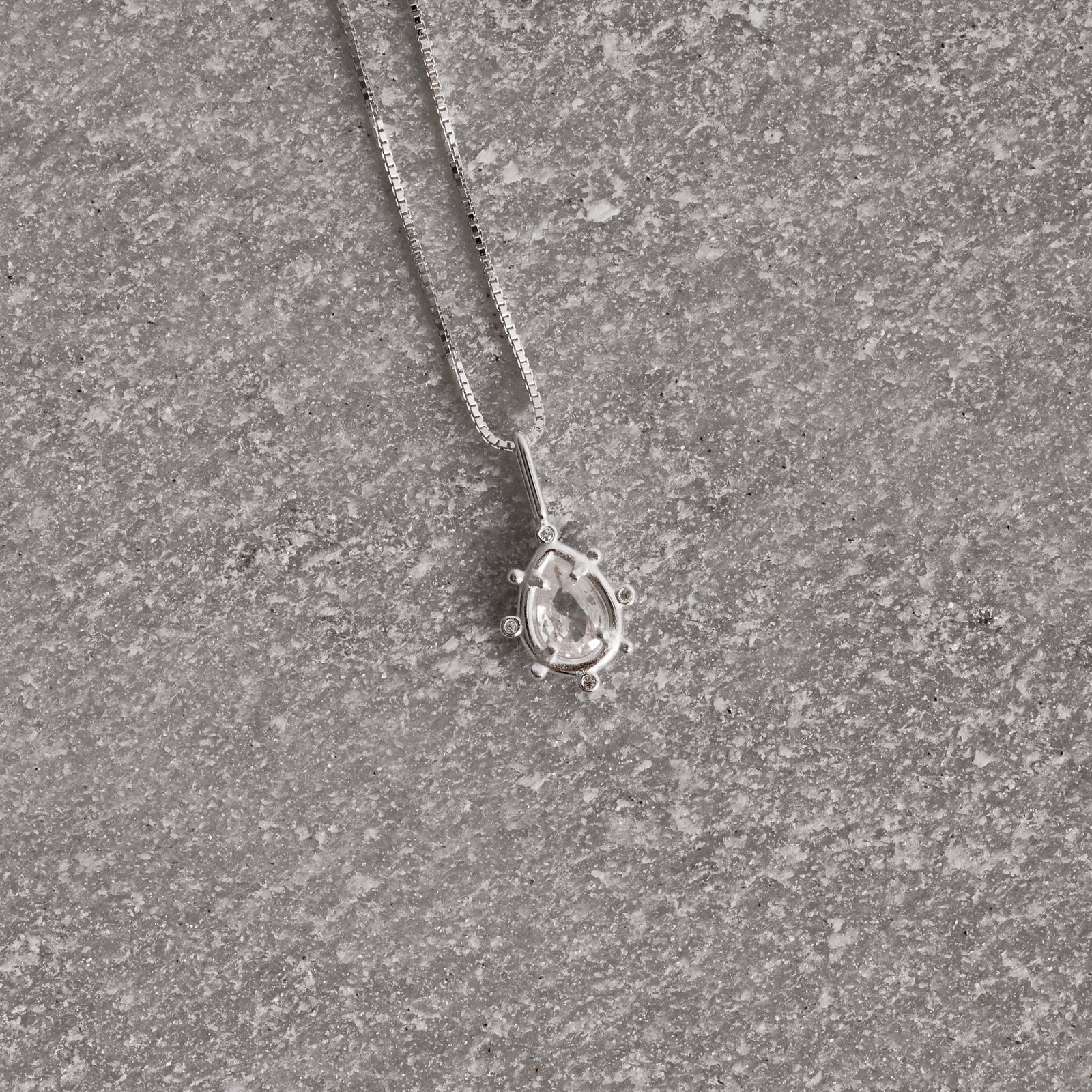 Colar pingente zircônia gota trabalhada 11mm 45cm