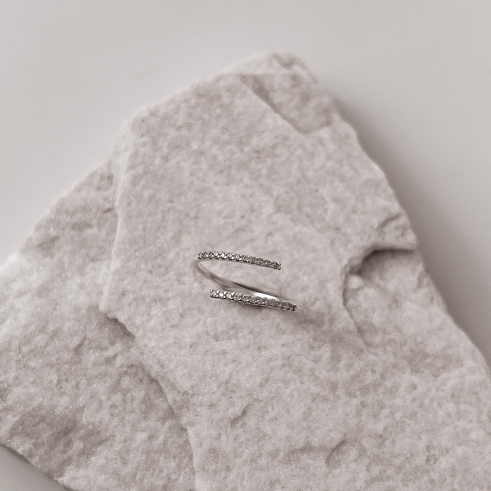 Anel fino 2 fios cravejados regulável P
