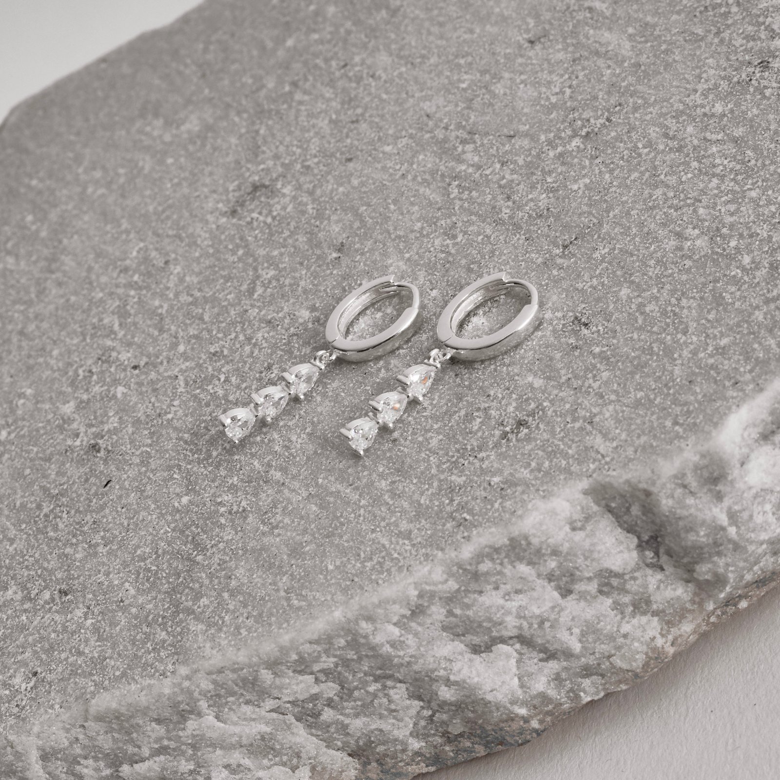 Argola click 13mm pingente zircônias gota