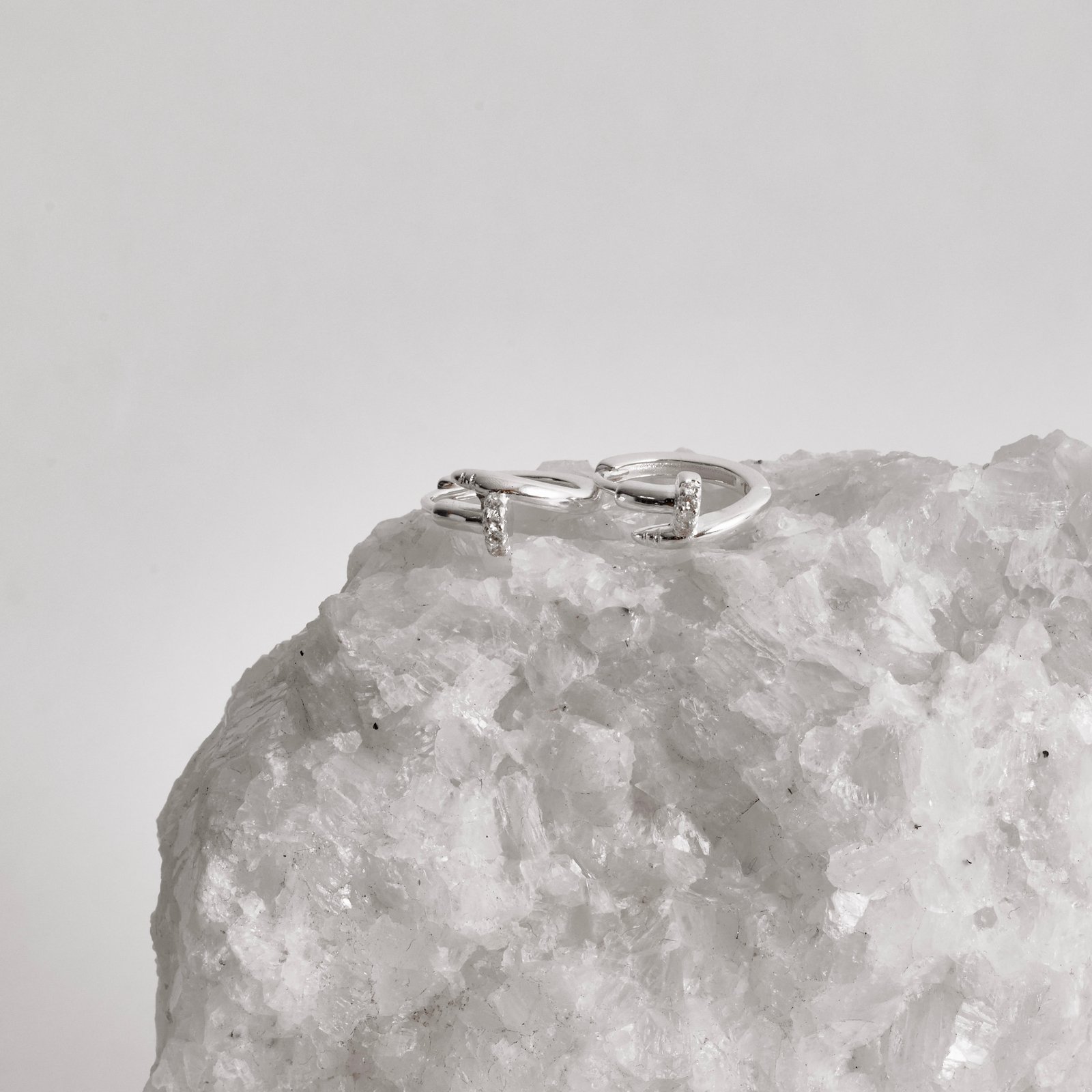 Argola click prego com zircônias 13mm