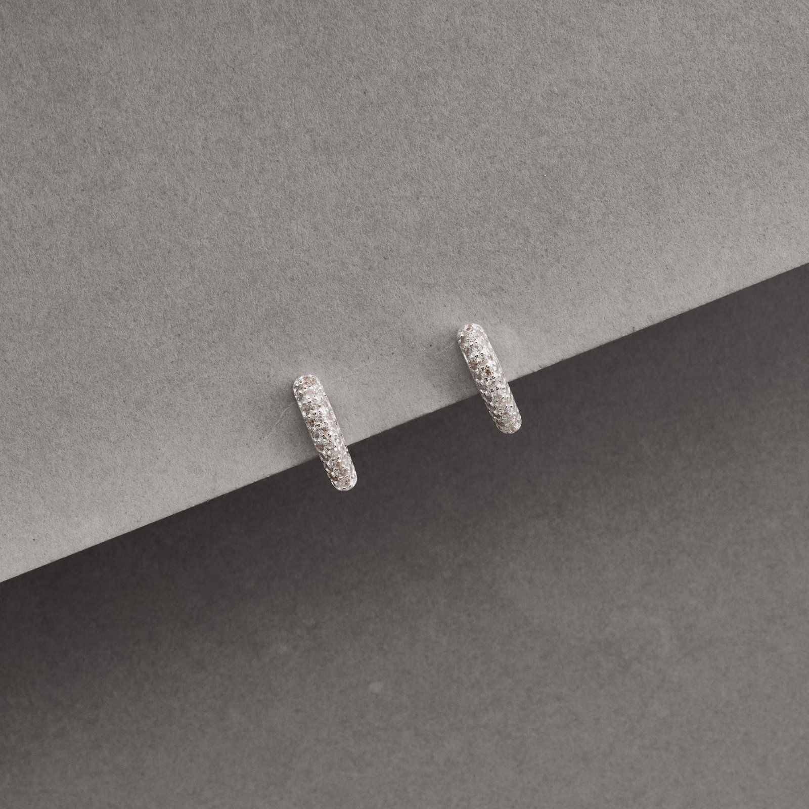 Argola click gota 10mm triplo cravejado