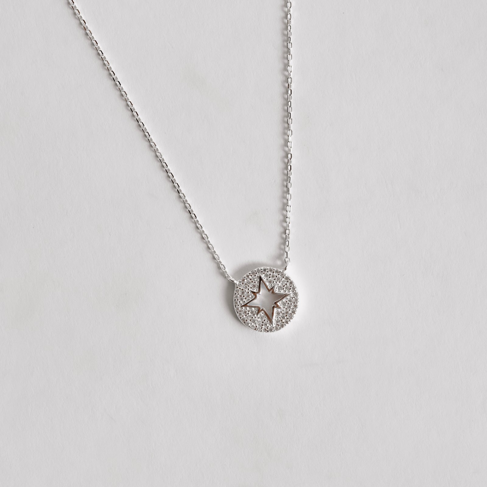 Colar medalha cravejada com estrela vazada 13mm 40+5cm