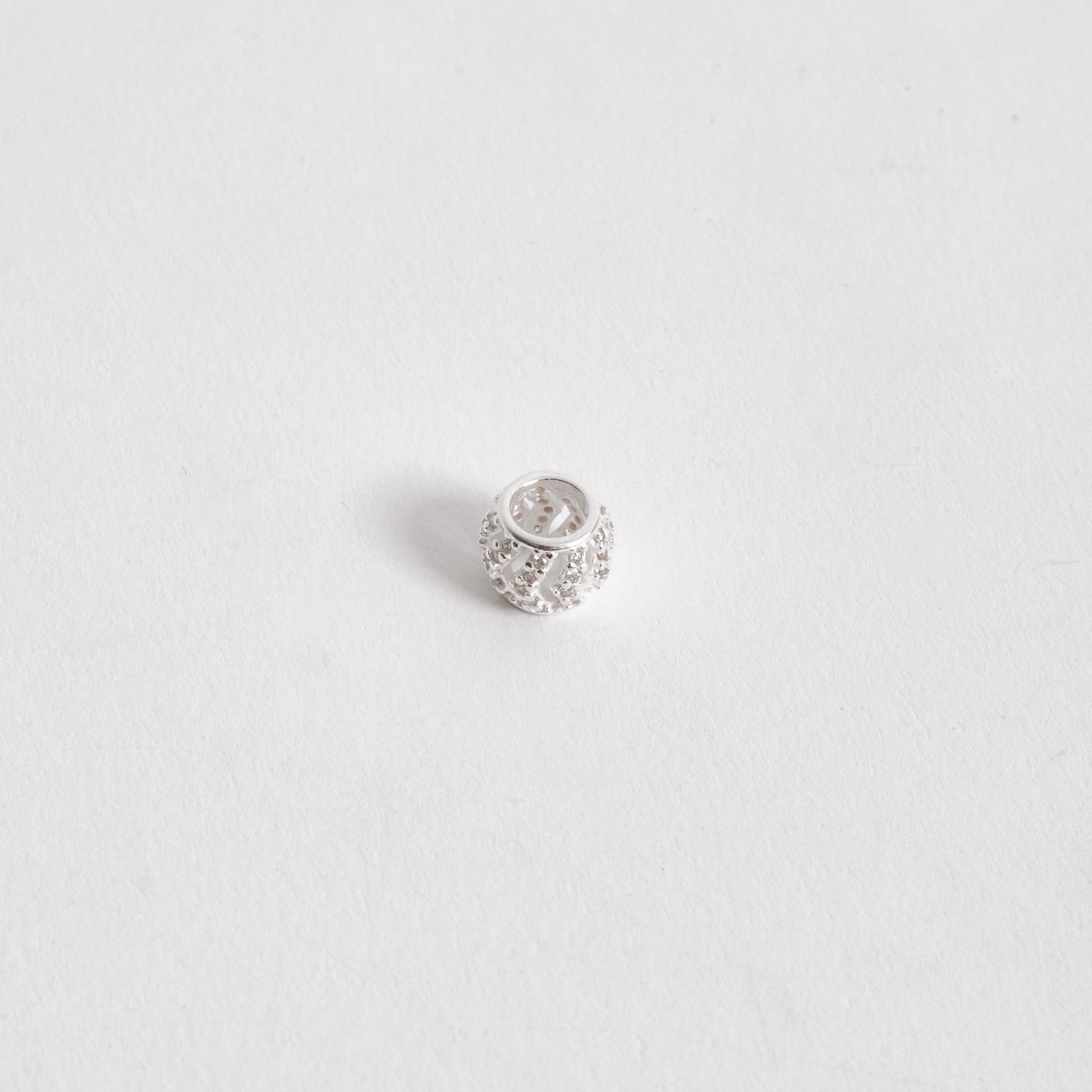 Berloque separador vazado cravejado 8mm