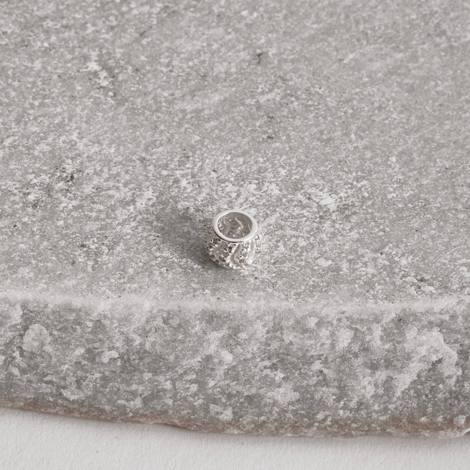 Berloque separador vazado cravejado 8mm