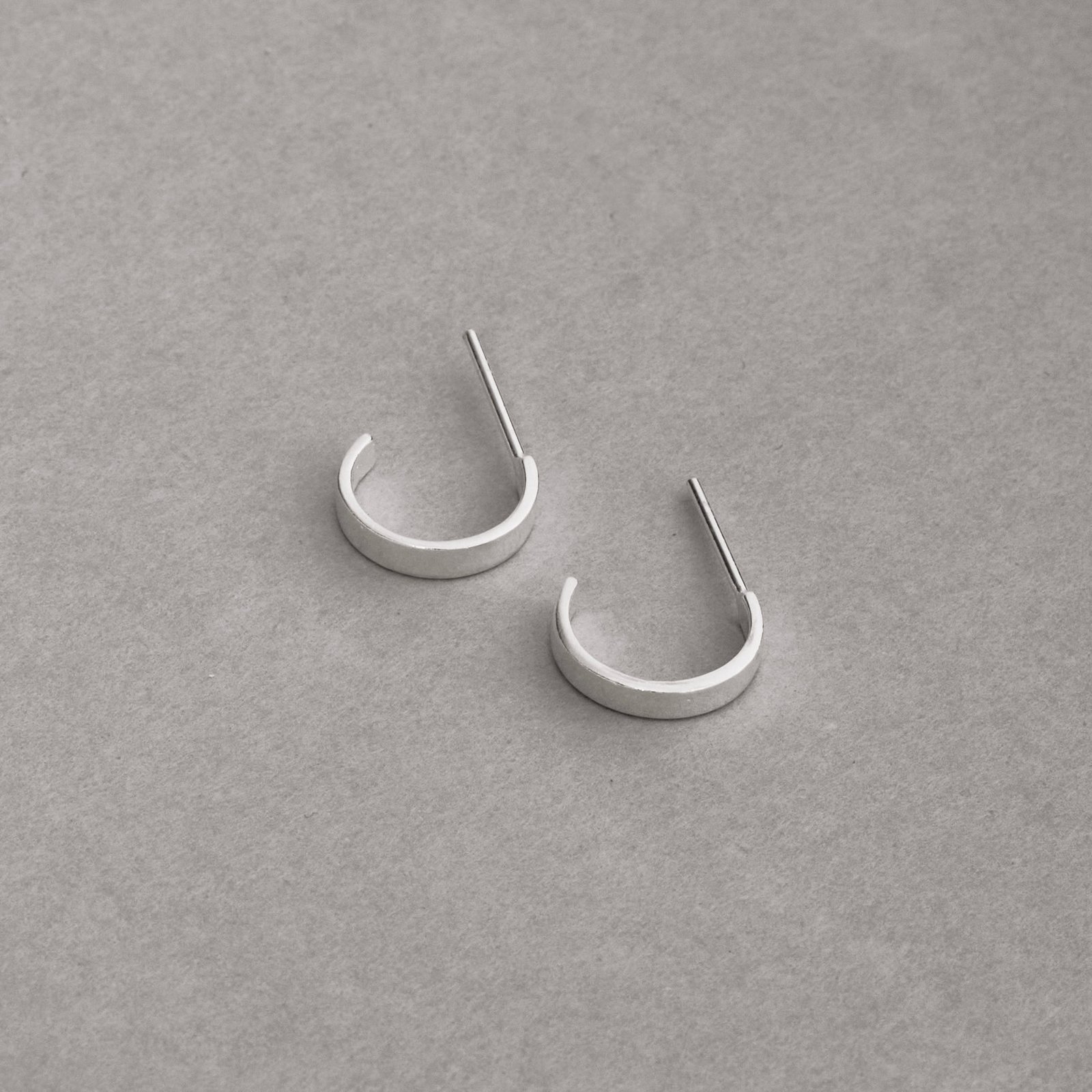 Argola fio achatado 10mm tarraxa