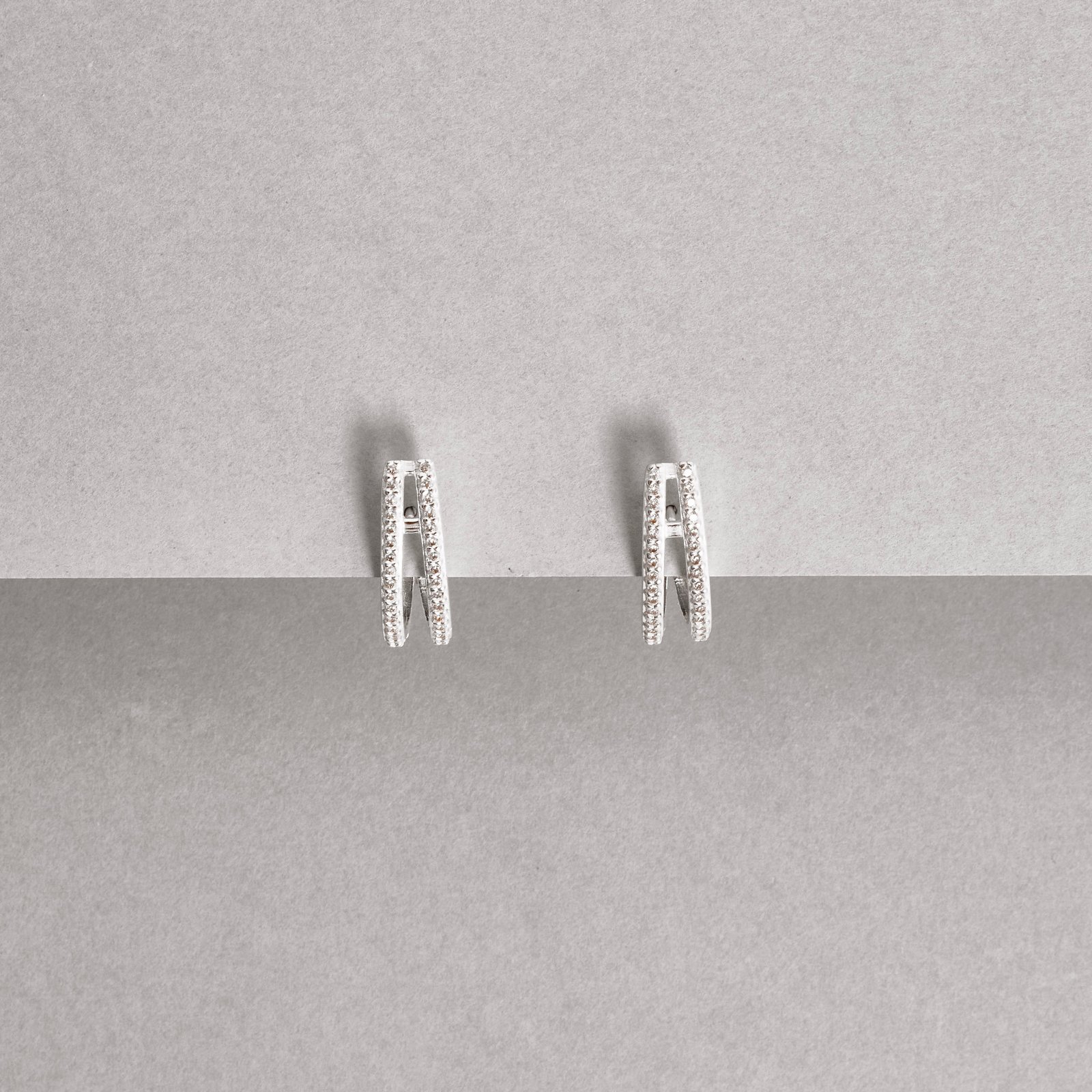 Argola oval 2 fios cravejados 18mm tarraxa