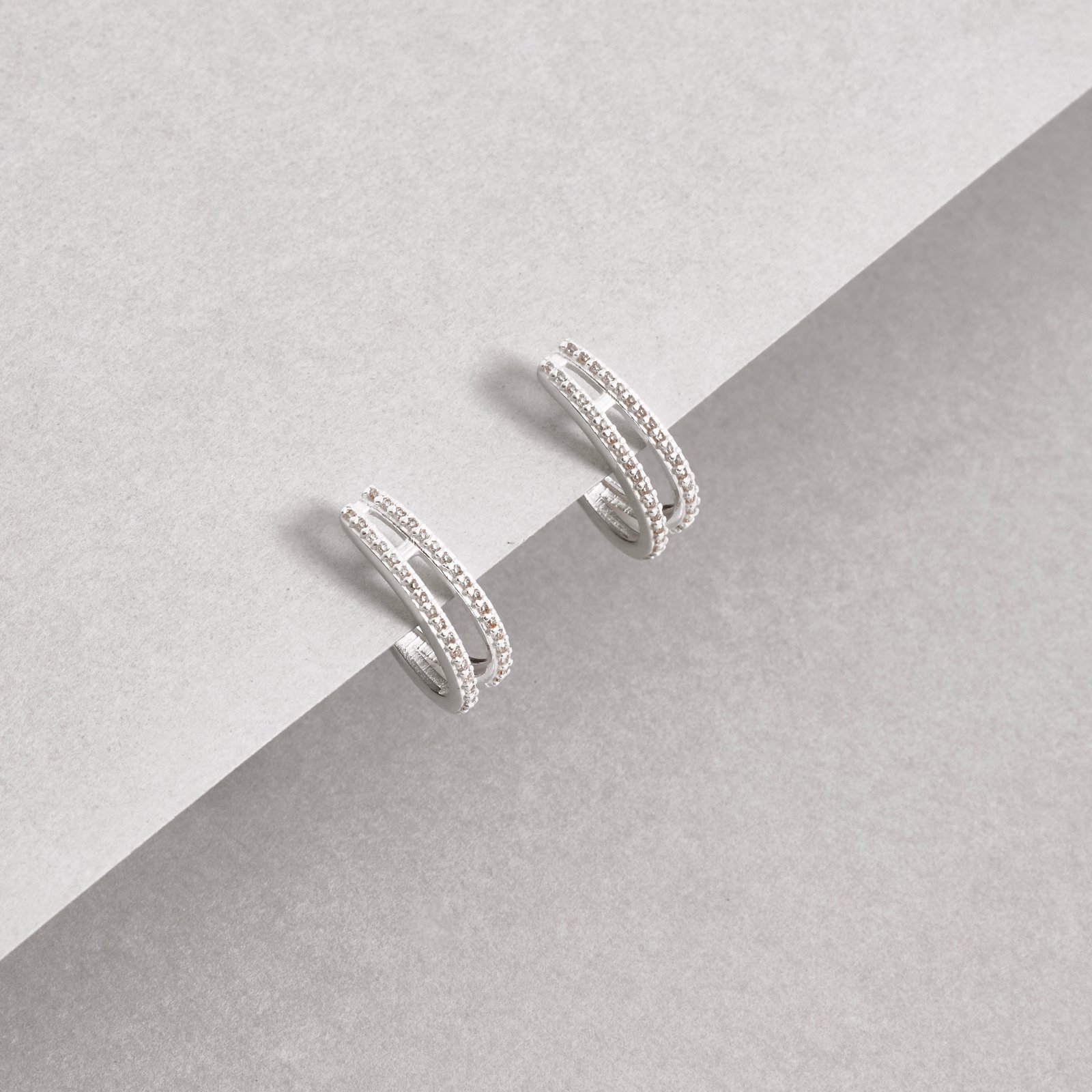 Argola oval 2 fios cravejados 18mm tarraxa