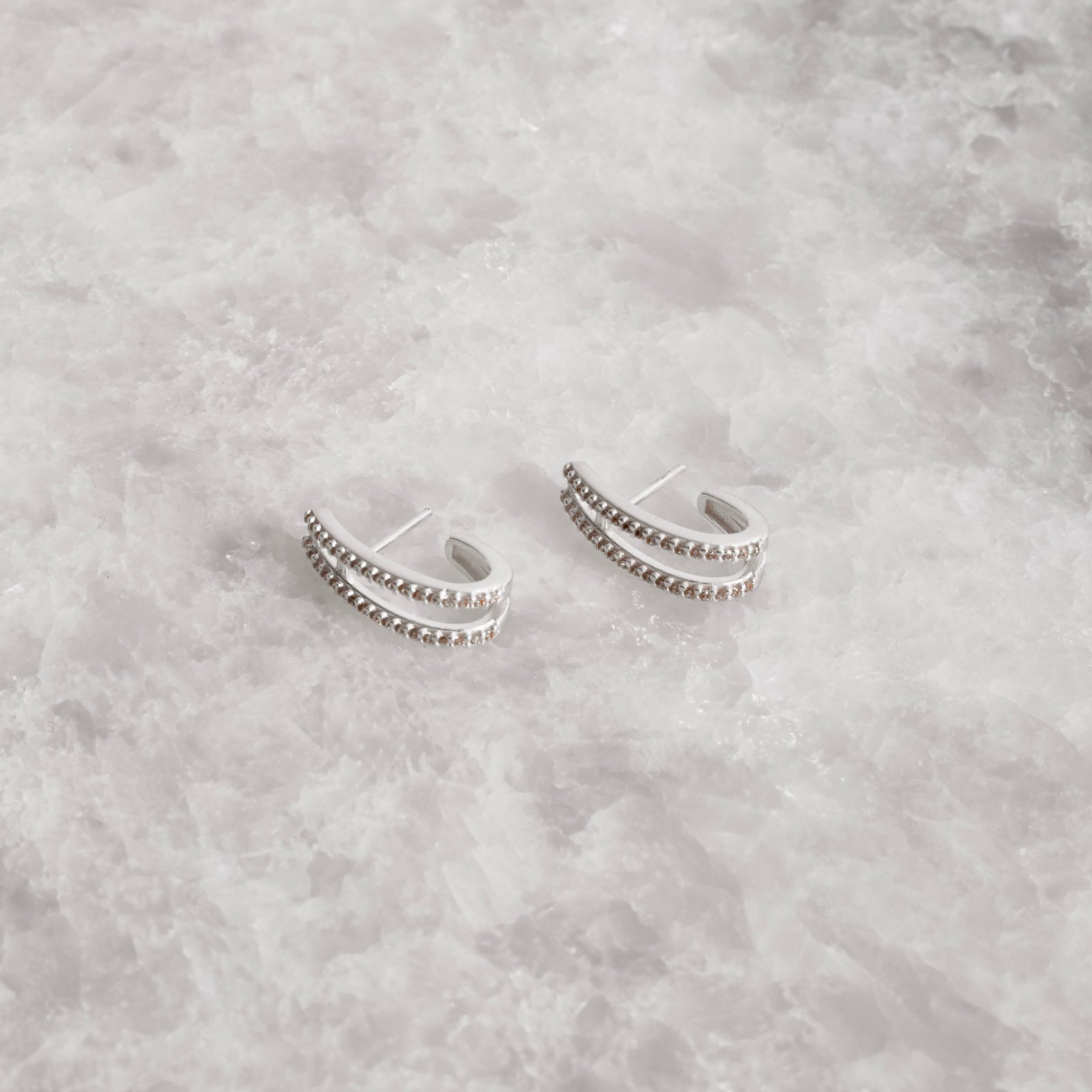 Argola oval 2 fios cravejados 18mm tarraxa