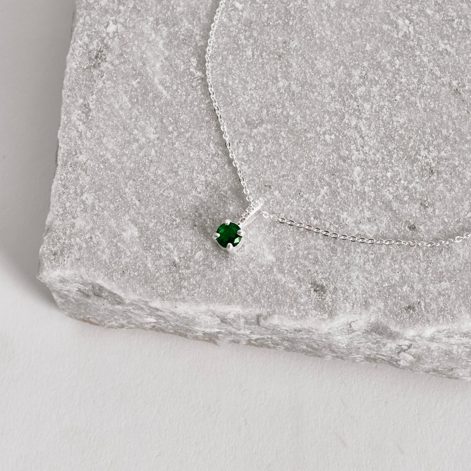 Colar pingente zircônia redonda esmeralda 5mm elo cravejado corrente cadeadinho 40cm