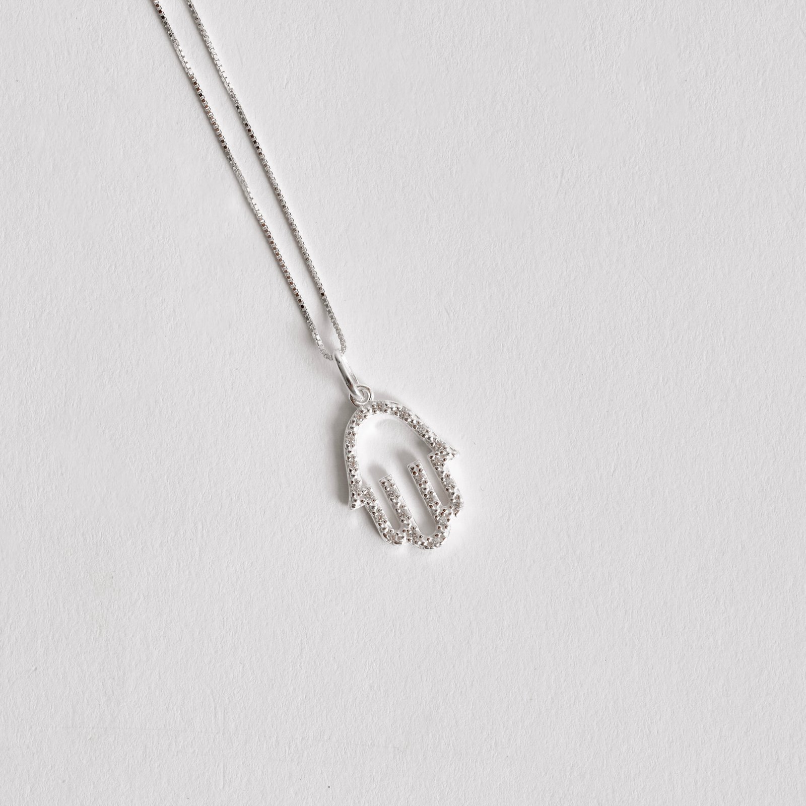 Colar pingente mão vazada cravejada 19mm 45cm