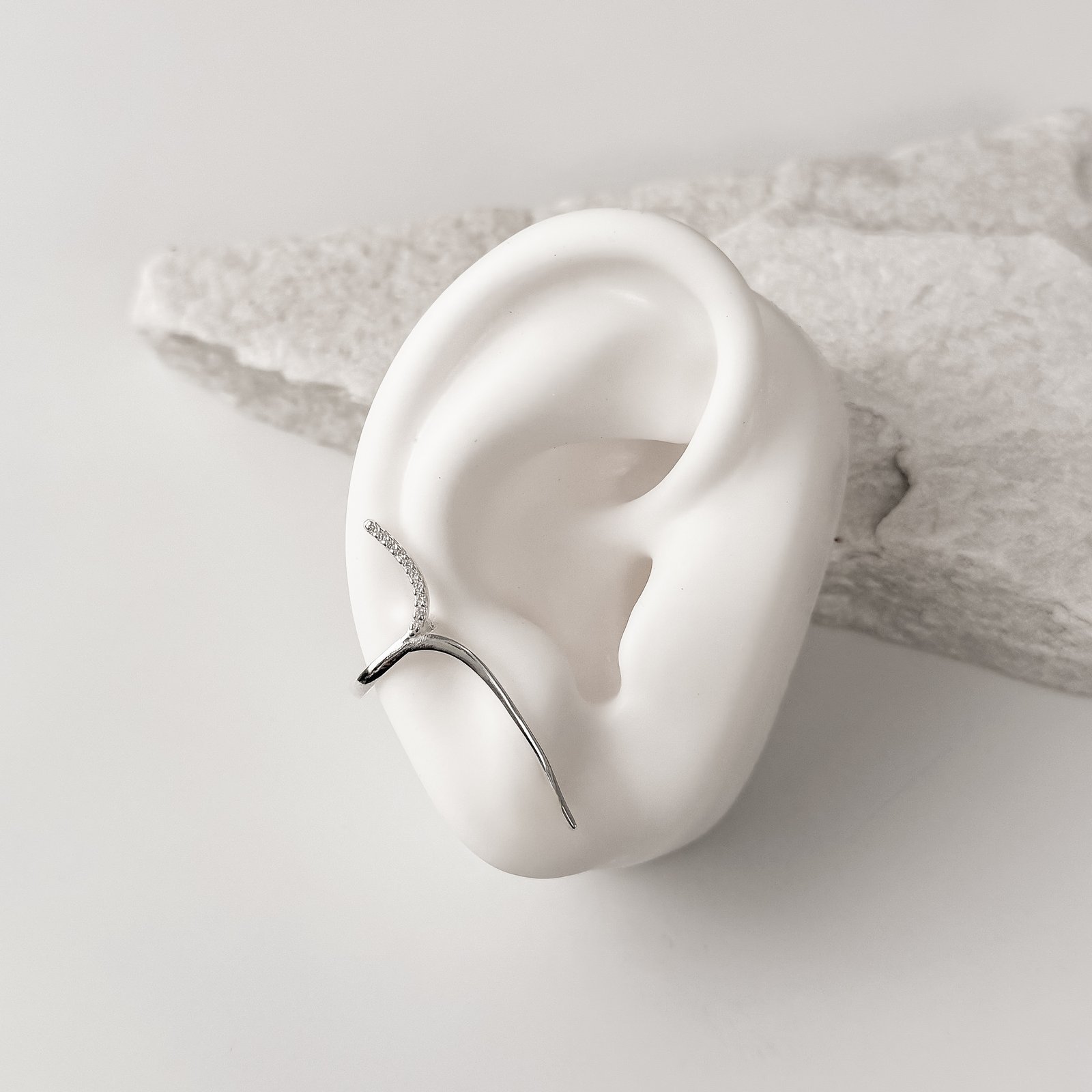 Brinco curvado detalhe cravejado com piercing fake 38mm