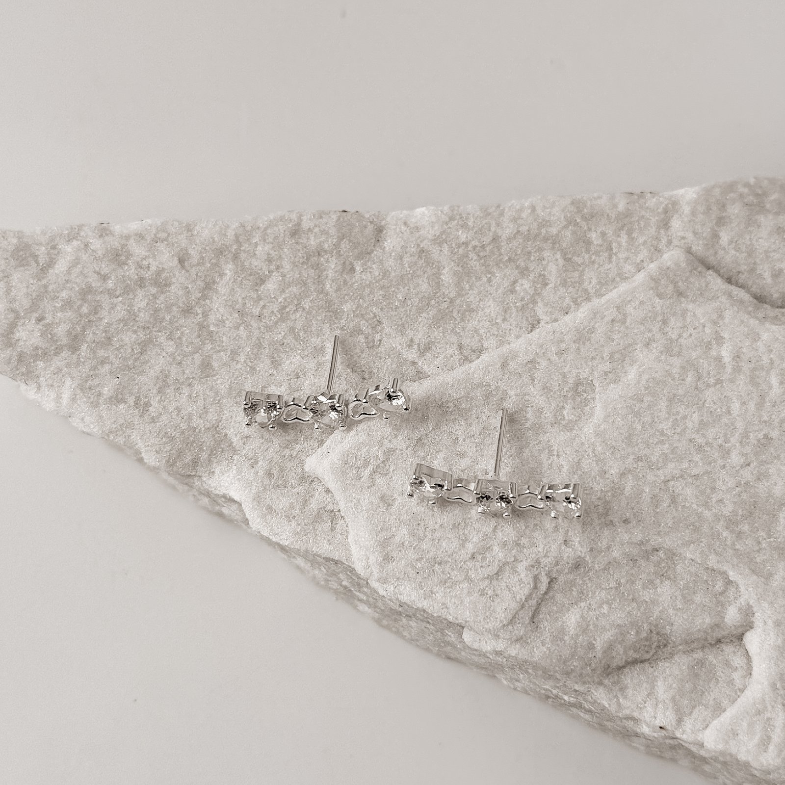 Brinco ear cuff corações vazados e zircônias coração tarraxa