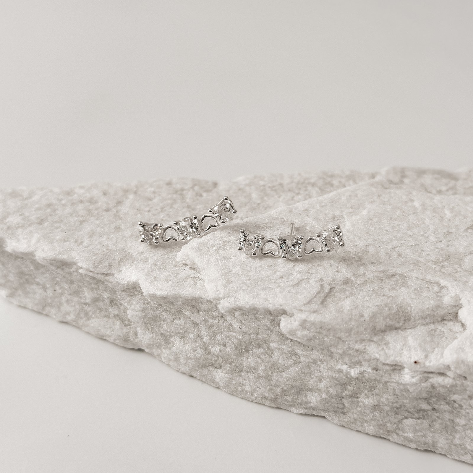 Brinco ear cuff corações vazados e zircônias coração tarraxa