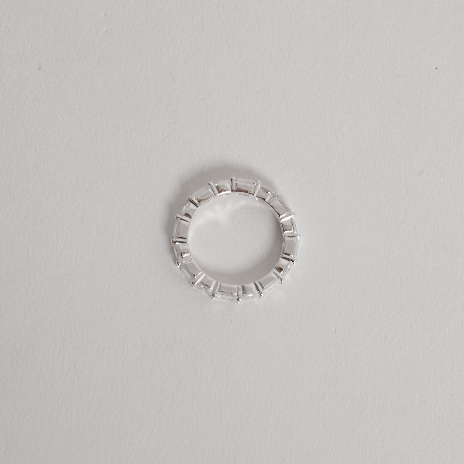 Anel cravejado com zircônias retangular e oval