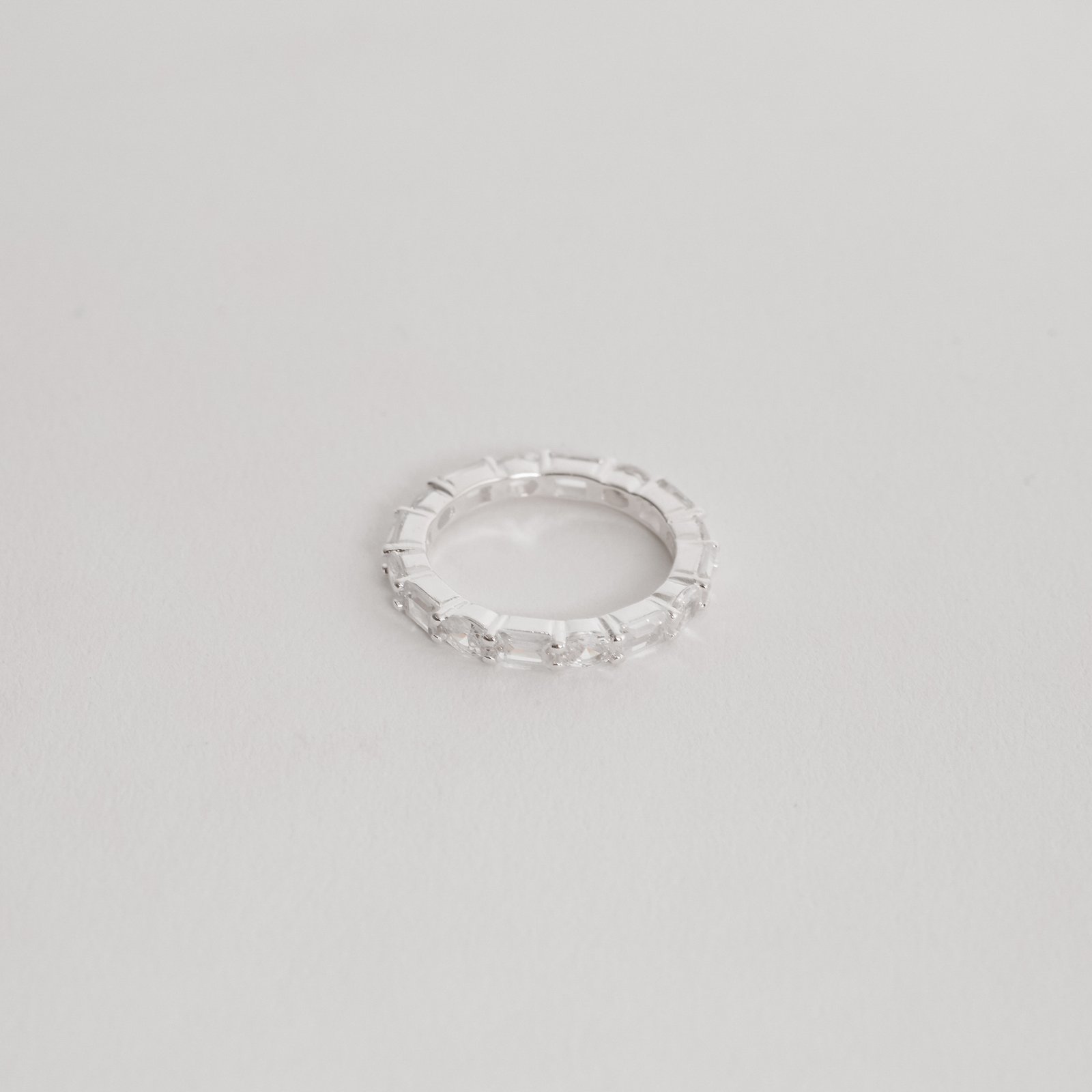 Anel cravejado com zircônias retangular e oval