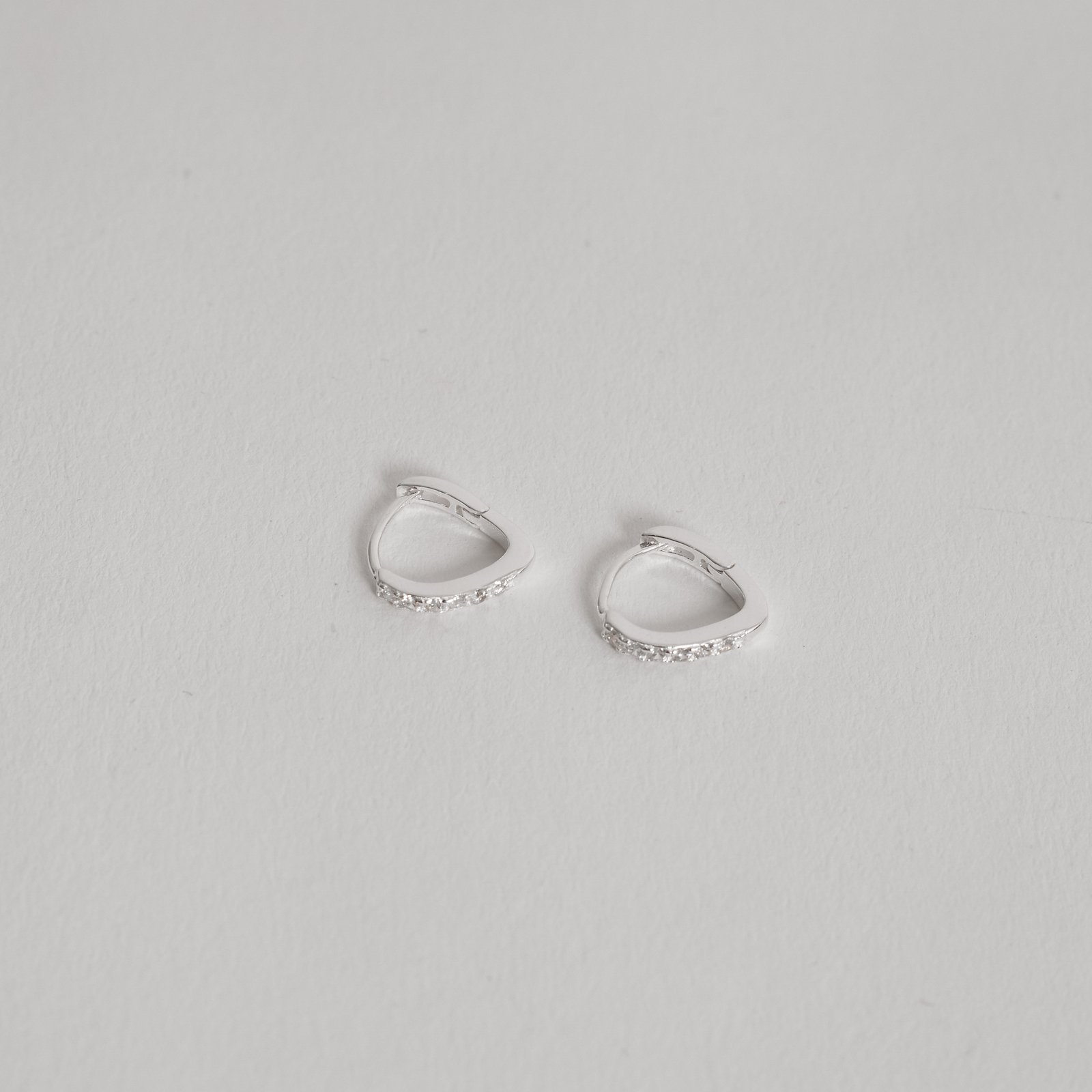 Argola click gota 12mm cravejada