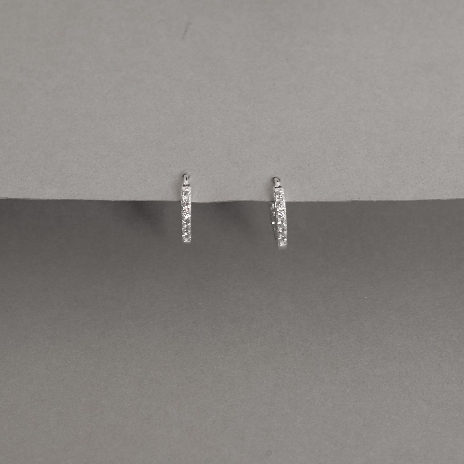 Argola click gota 12mm cravejada
