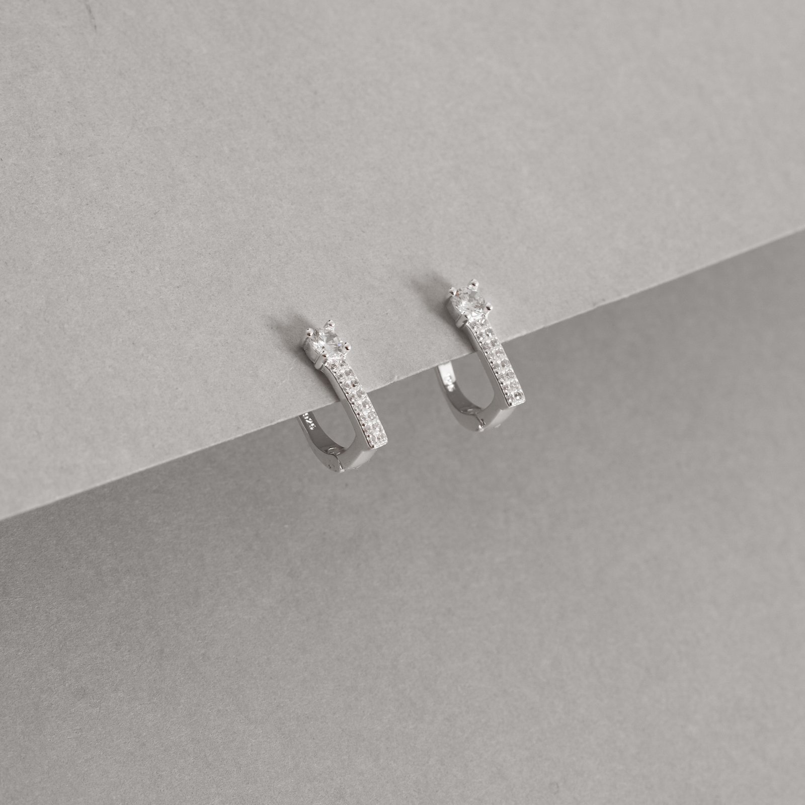 Argola click oval cravejada 11mm detalhe zircônia redonda