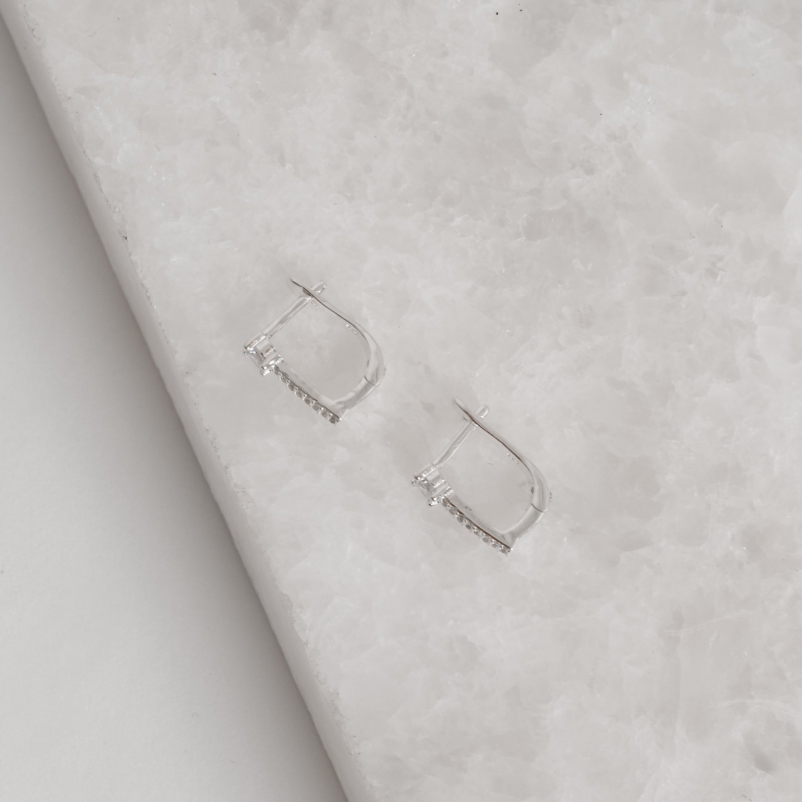 Argola click oval cravejada 11mm detalhe zircônia redonda