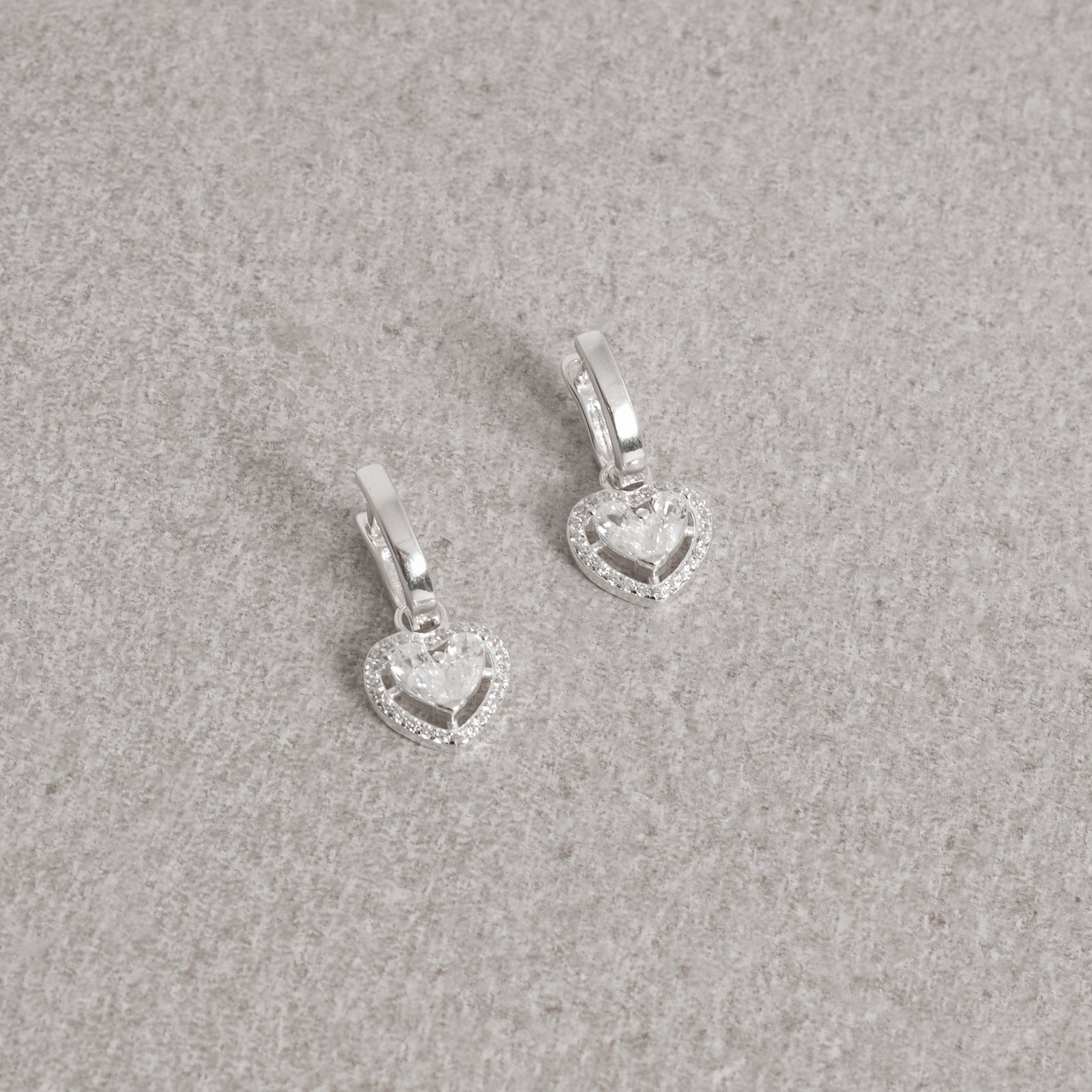 Argola click oval 11mm pingente coração vazado cravejado