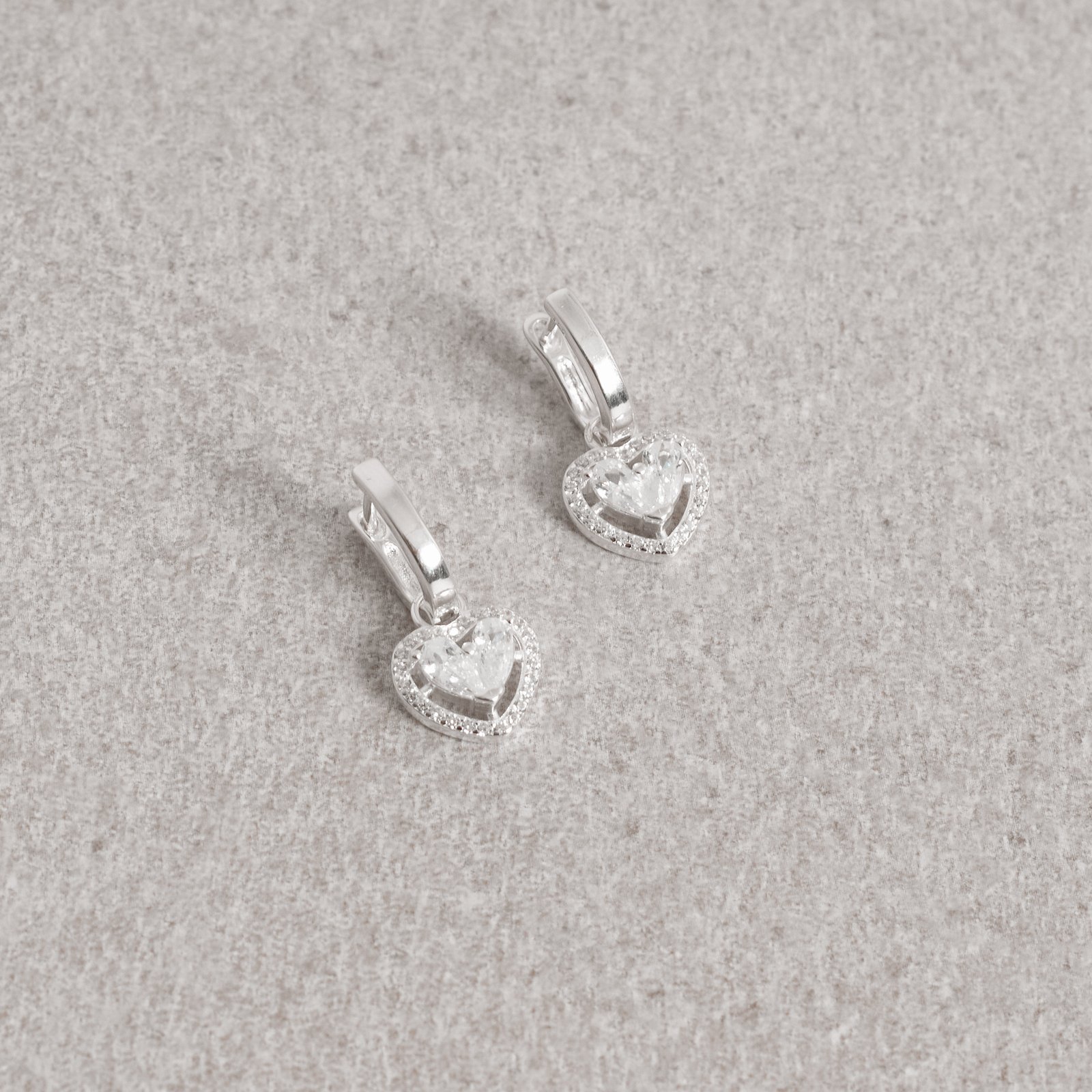 Argola click oval 11mm pingente coração vazado cravejado