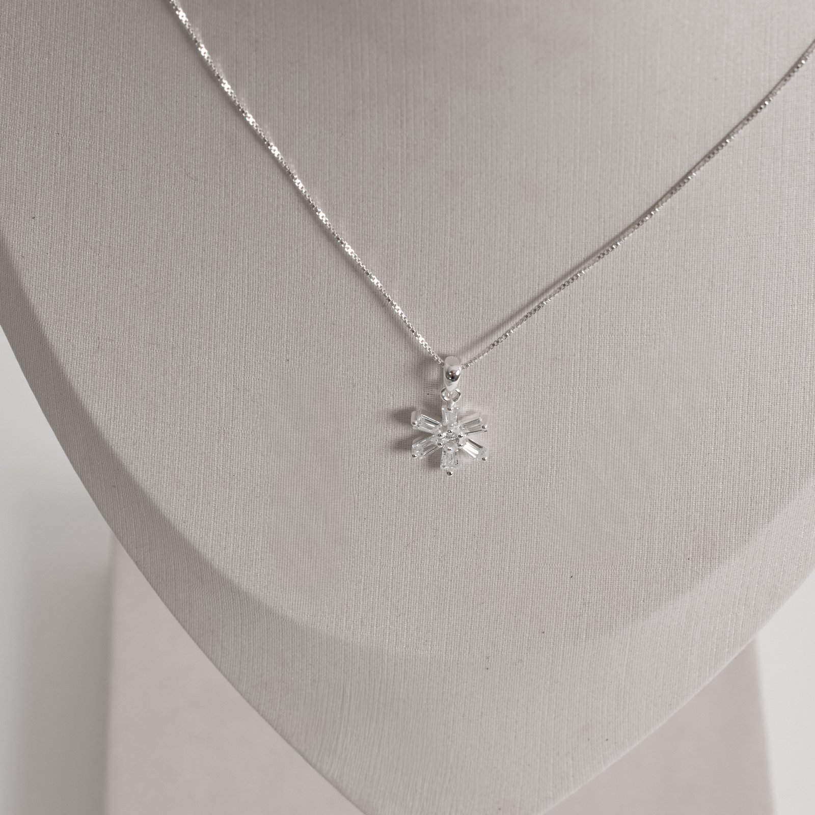 Conjunto brinco e colar flor cravejada 12mm 45cm