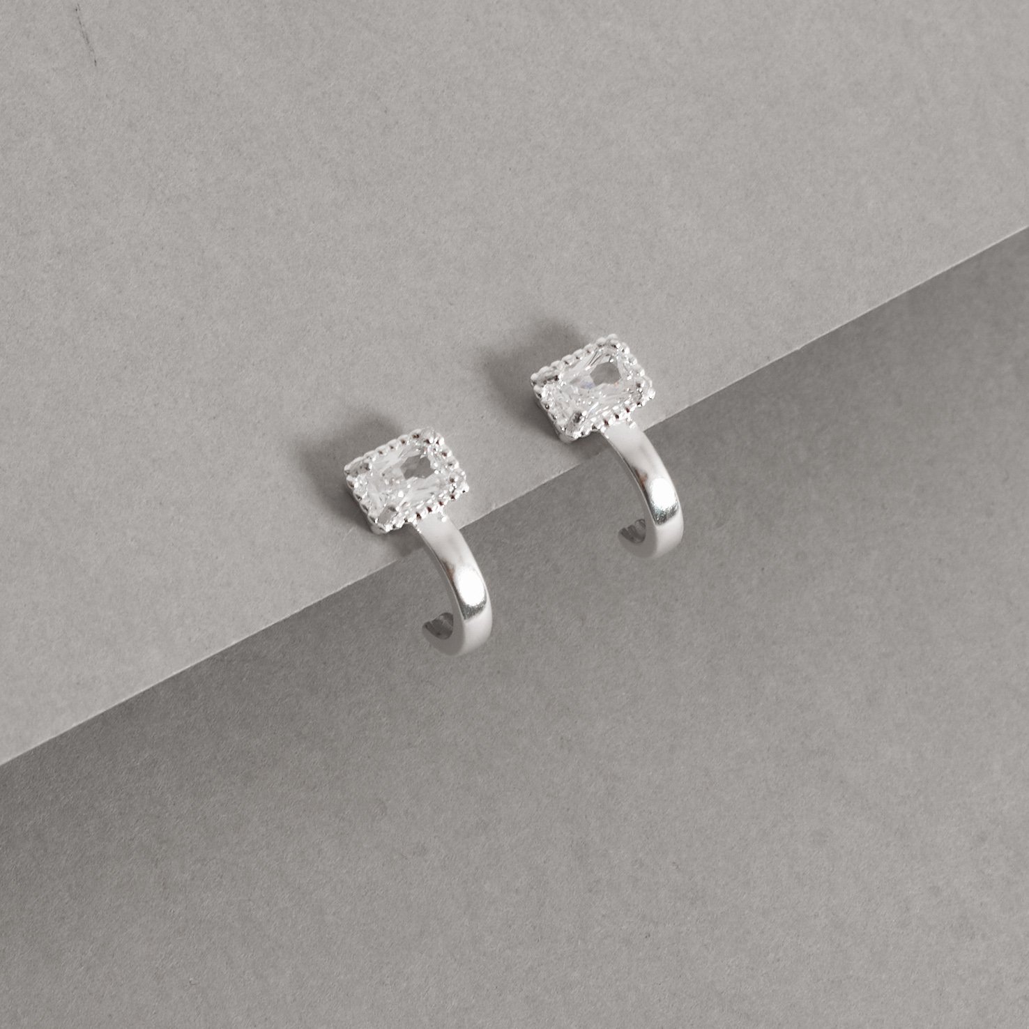 Brinco meia argola com zircônia retangular 15mm tarraxa