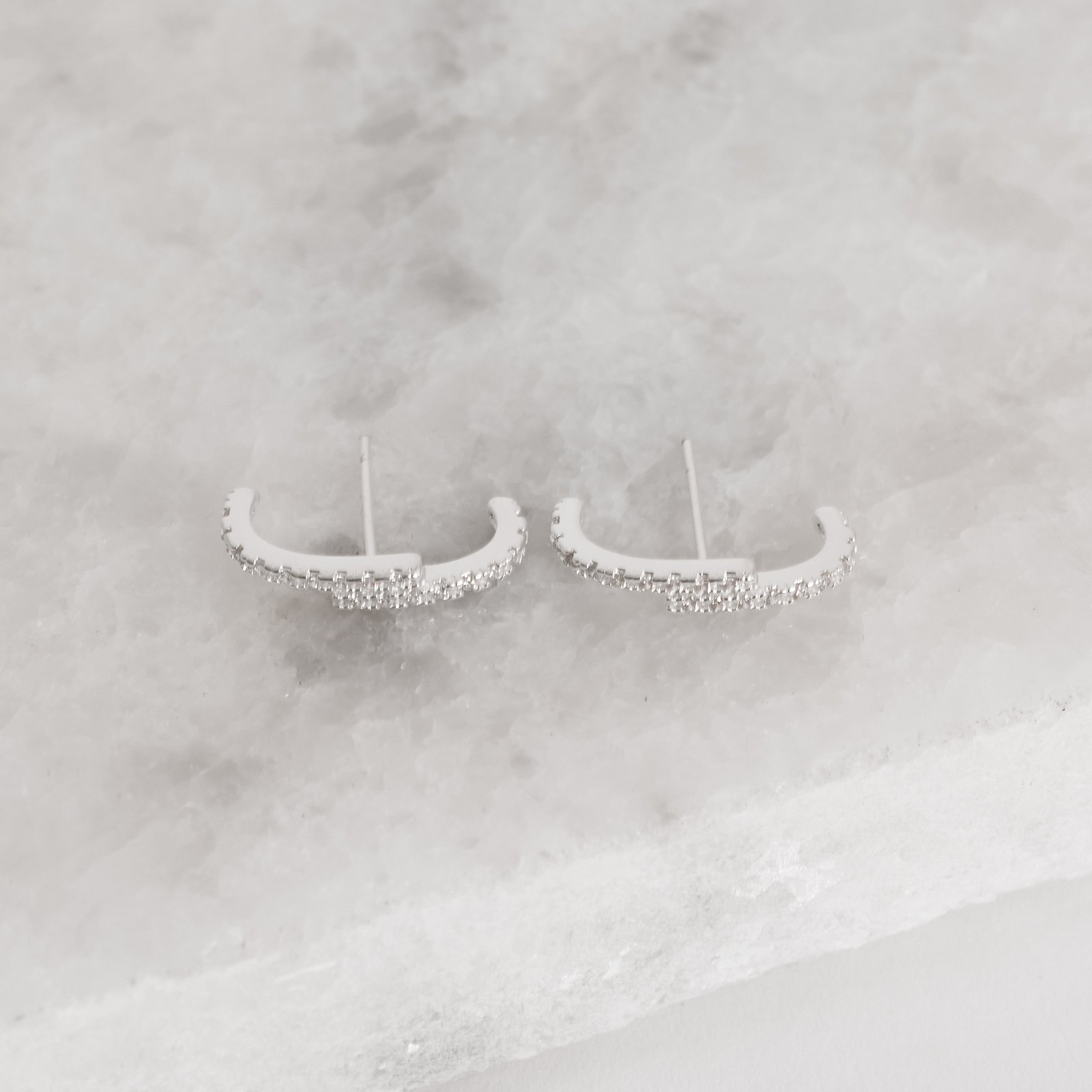 Brinco ear hook 2 fios cravejados