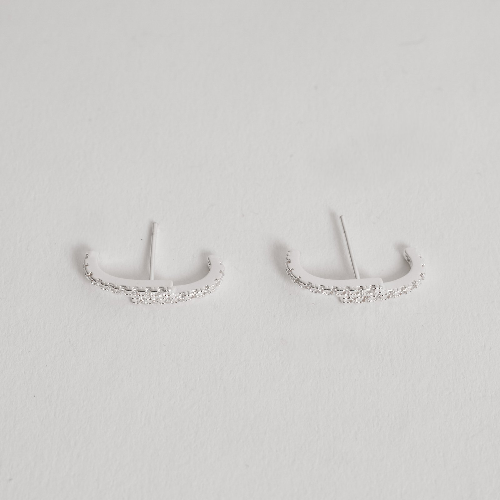 Brinco ear hook 2 fios cravejados