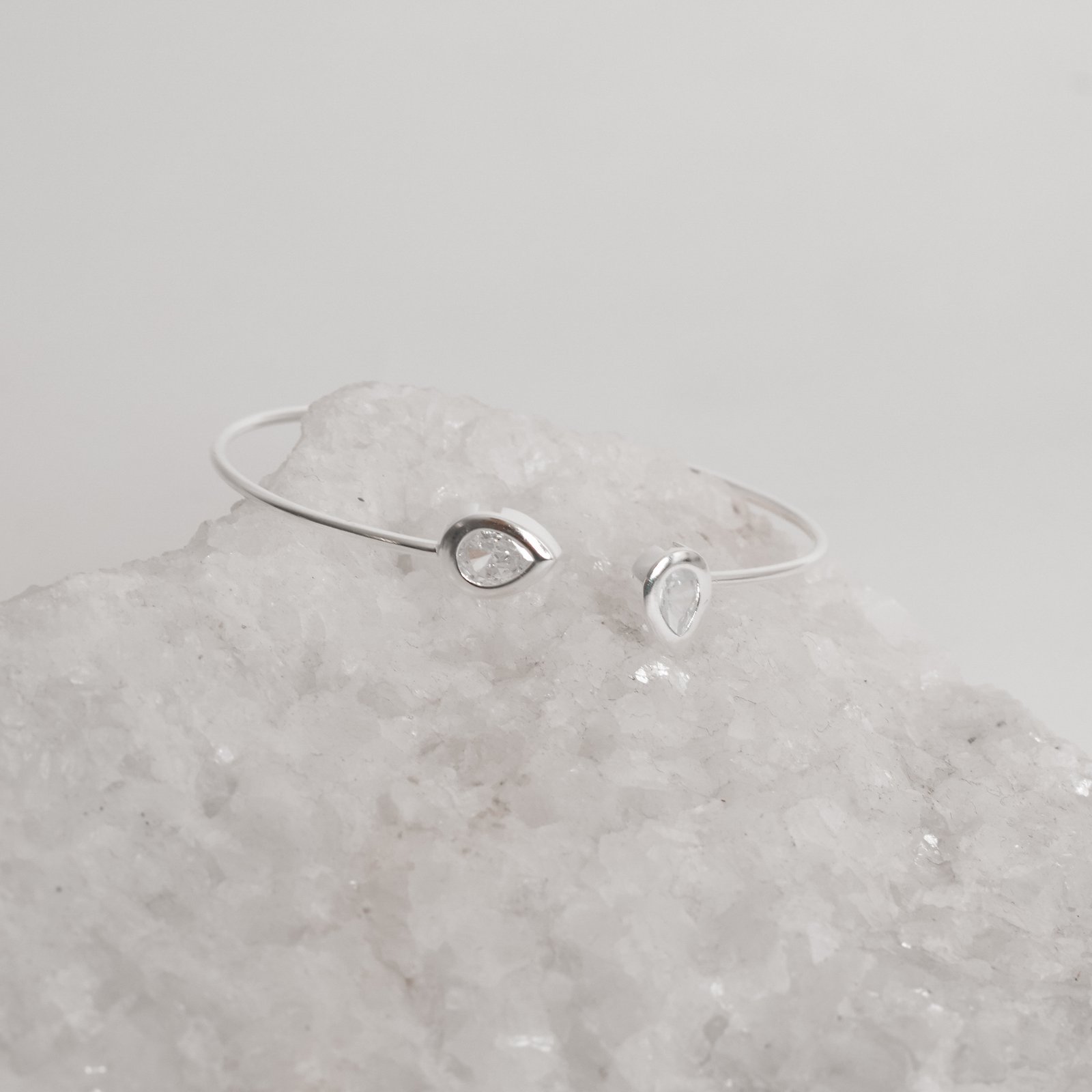 Bracelete 2 zircônias gota regulável