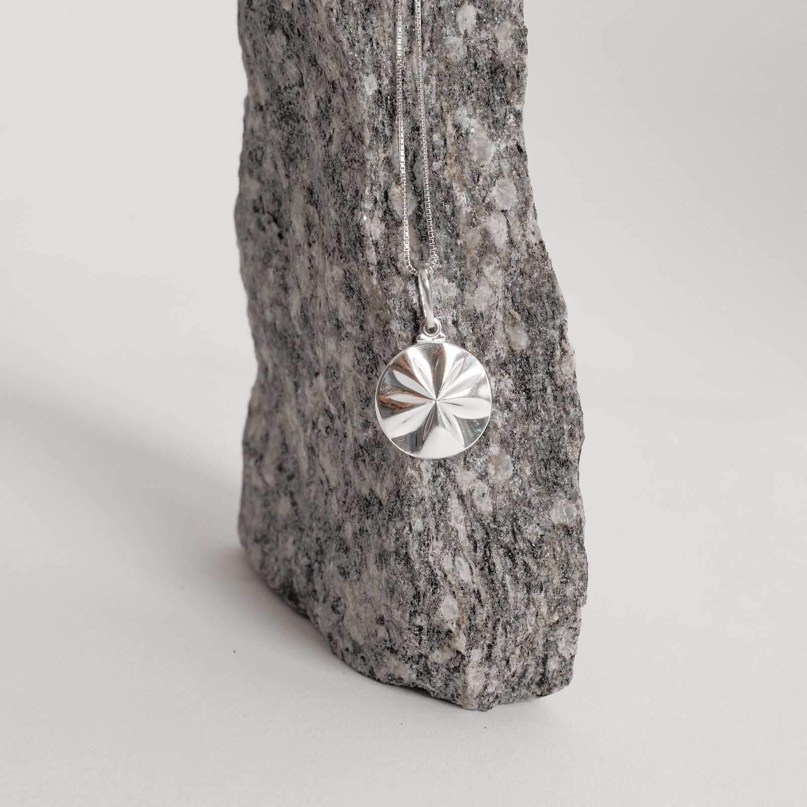 Colar pingente medalha flor com vinco 18mm 45cm