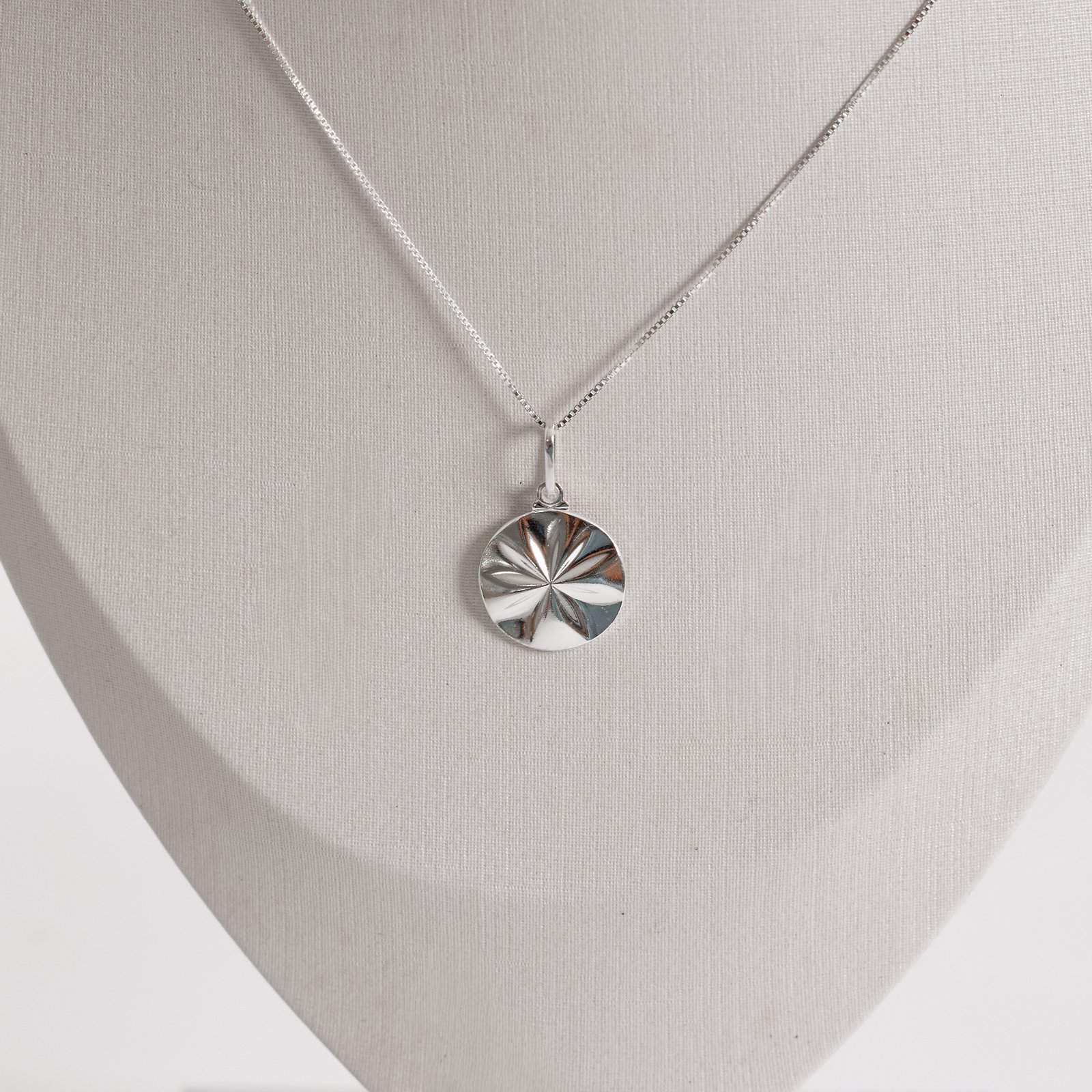 Colar pingente medalha flor com vinco 18mm 45cm