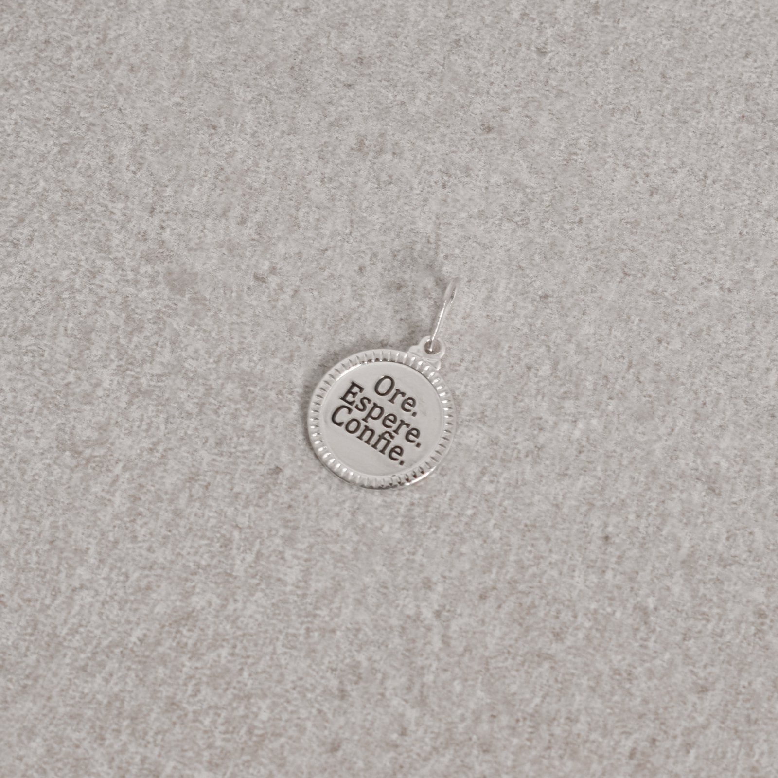 Pingente medalha ore, espere, confie resina 15mm