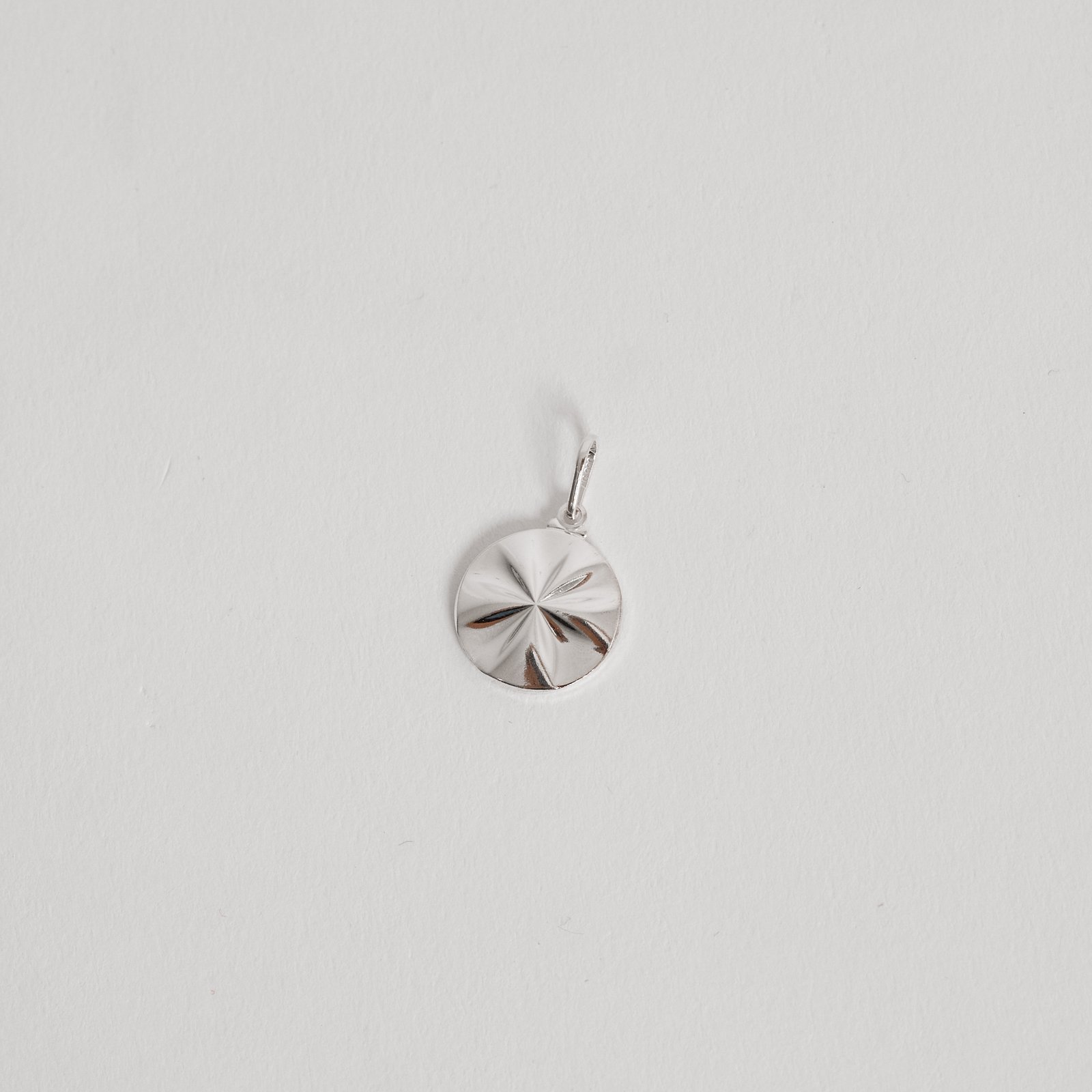 Pingente medalha flor com vinco 18mm