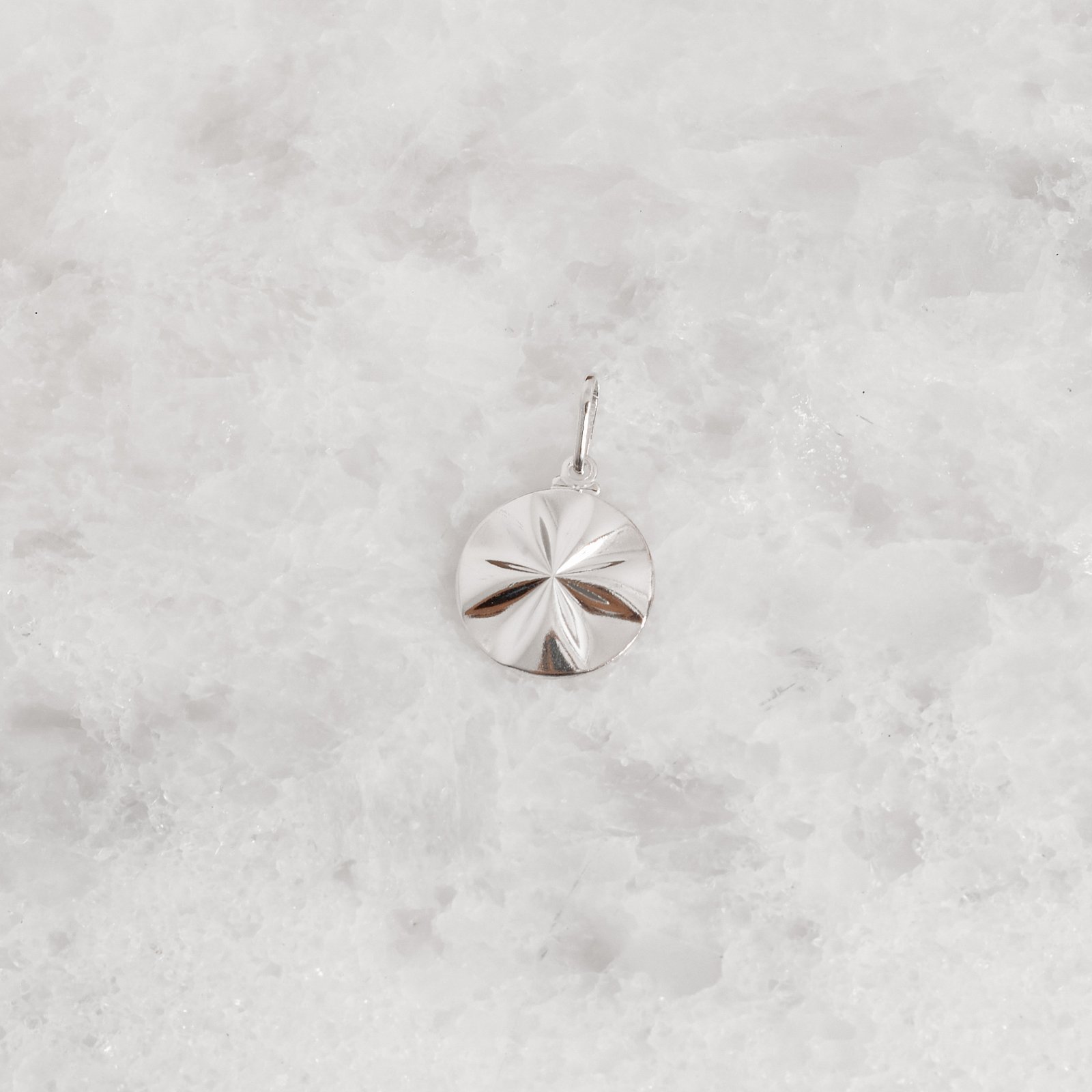 Pingente medalha flor com vinco 18mm
