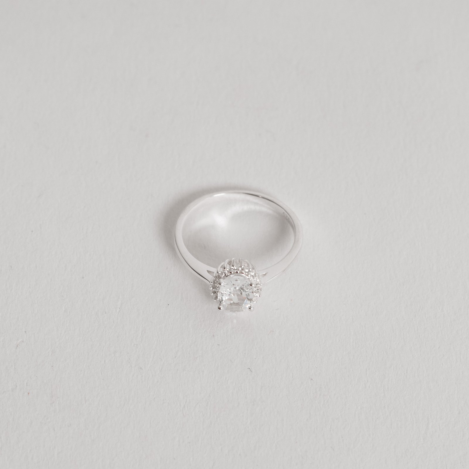 Anel zircônia oval com cravejado